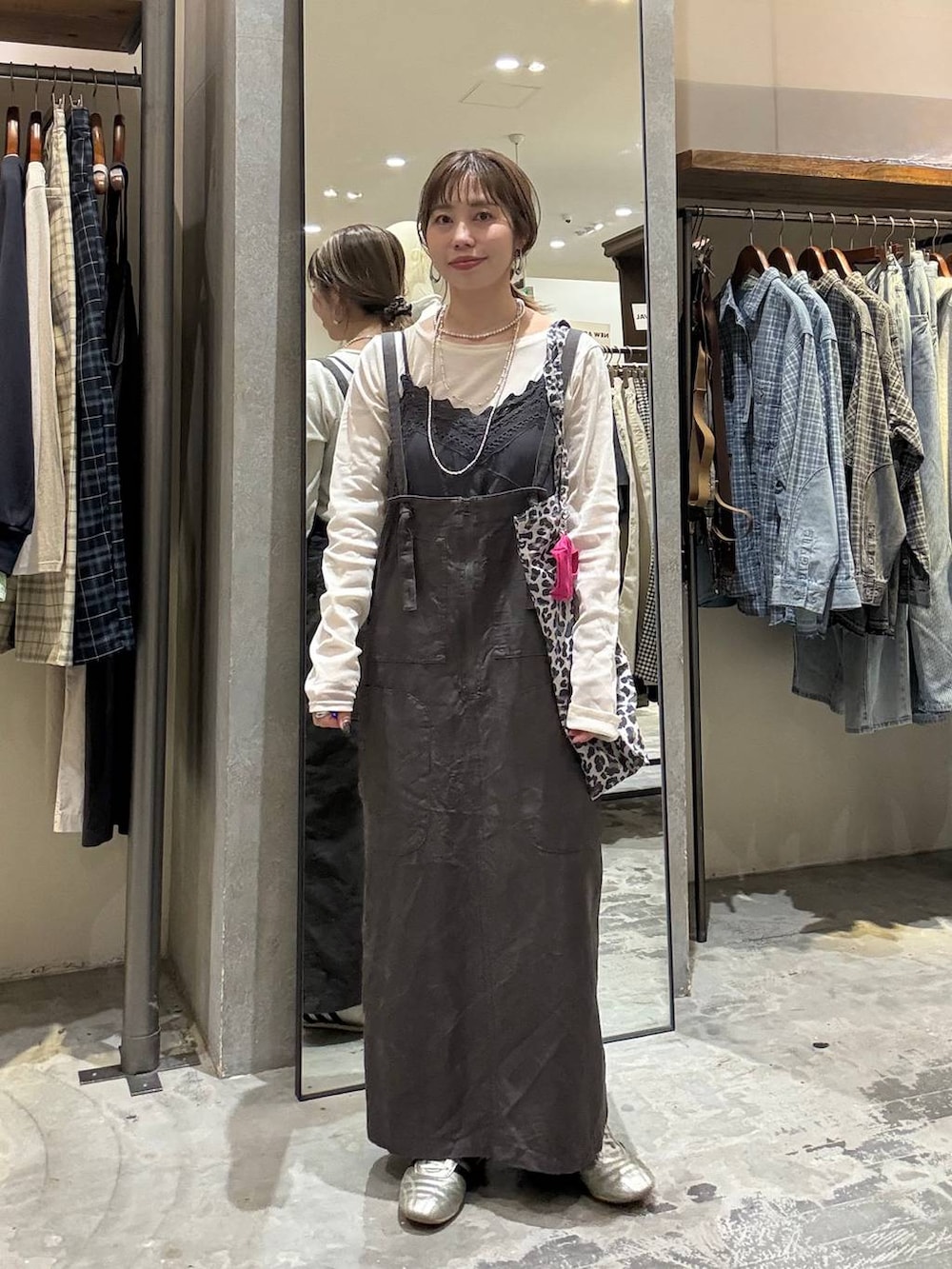 その他のトートバッグ、ゴールド系のスニーカー、グレー系のワンピースを着用したレディースの春コーディネートの9枚目の写真