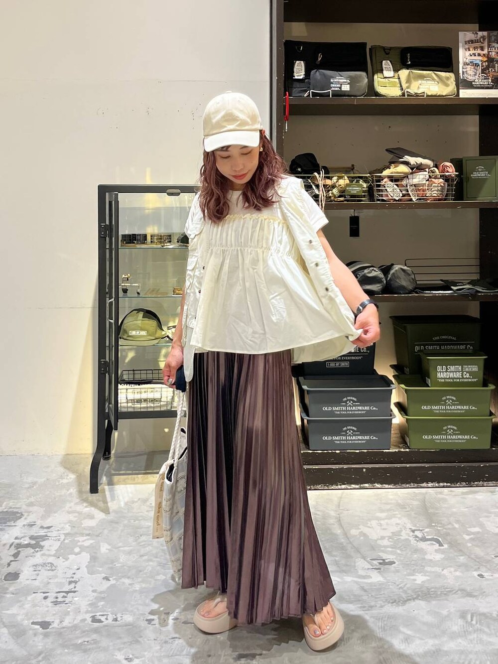 ベージュ系のサンダル、ベージュ系のスカート、ベージュ系のベストを着用したレディースの夏コーディネートの8枚目の写真