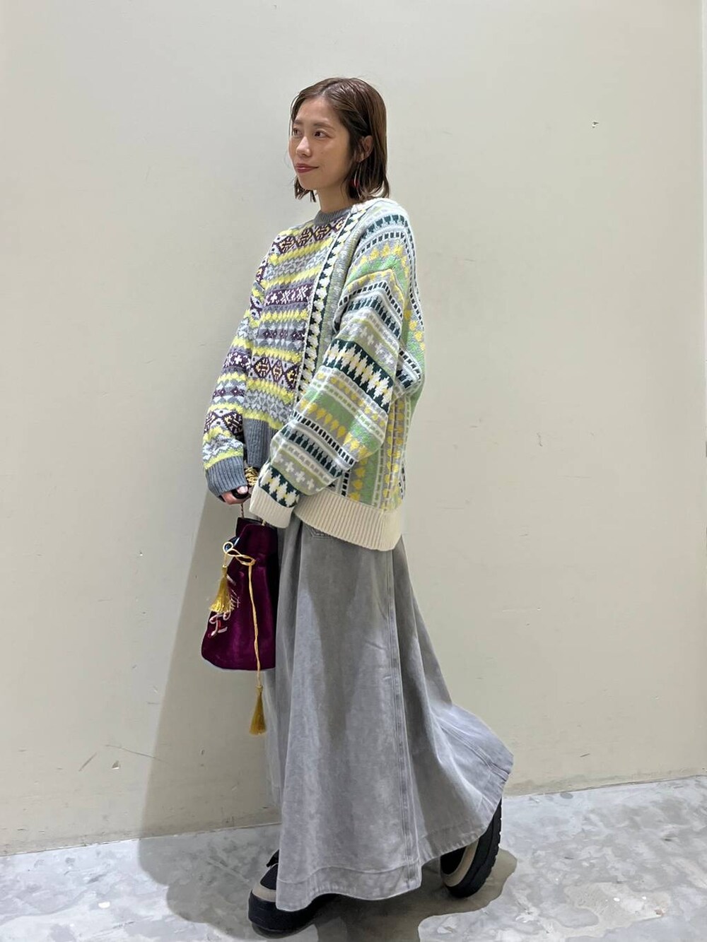 グレー系のスカート、その他のショルダーバッグ、ブラック系のスニーカーを着用したレディースの冬コーディネートの4枚目の写真