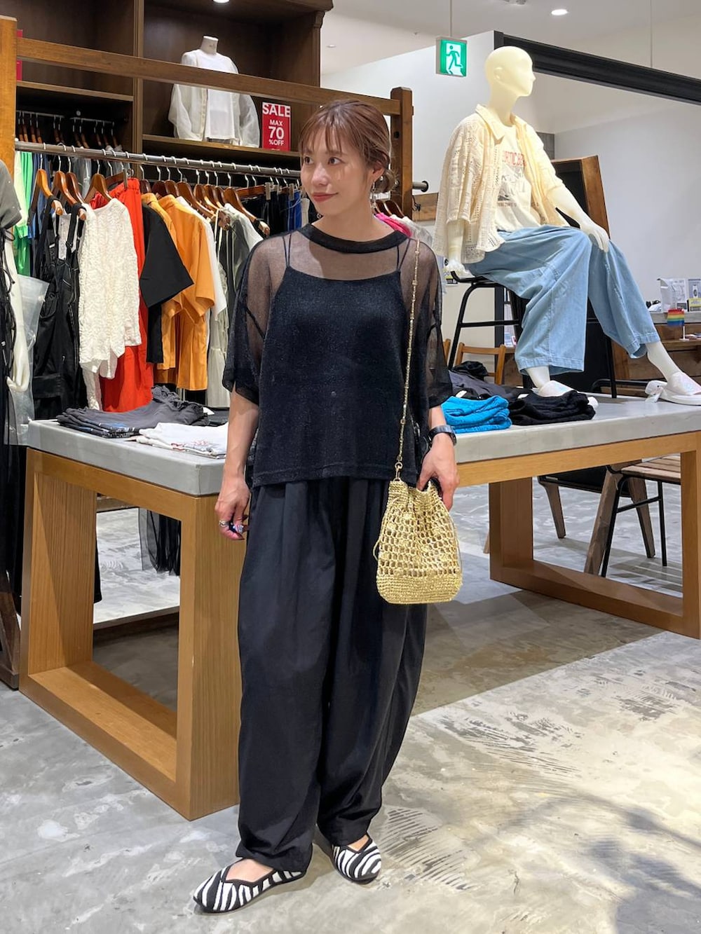 イエロー系のショルダーバッグ、ブラック系のその他パンツ、その他のパンプスを着用したレディースの夏コーディネートの5枚目の写真