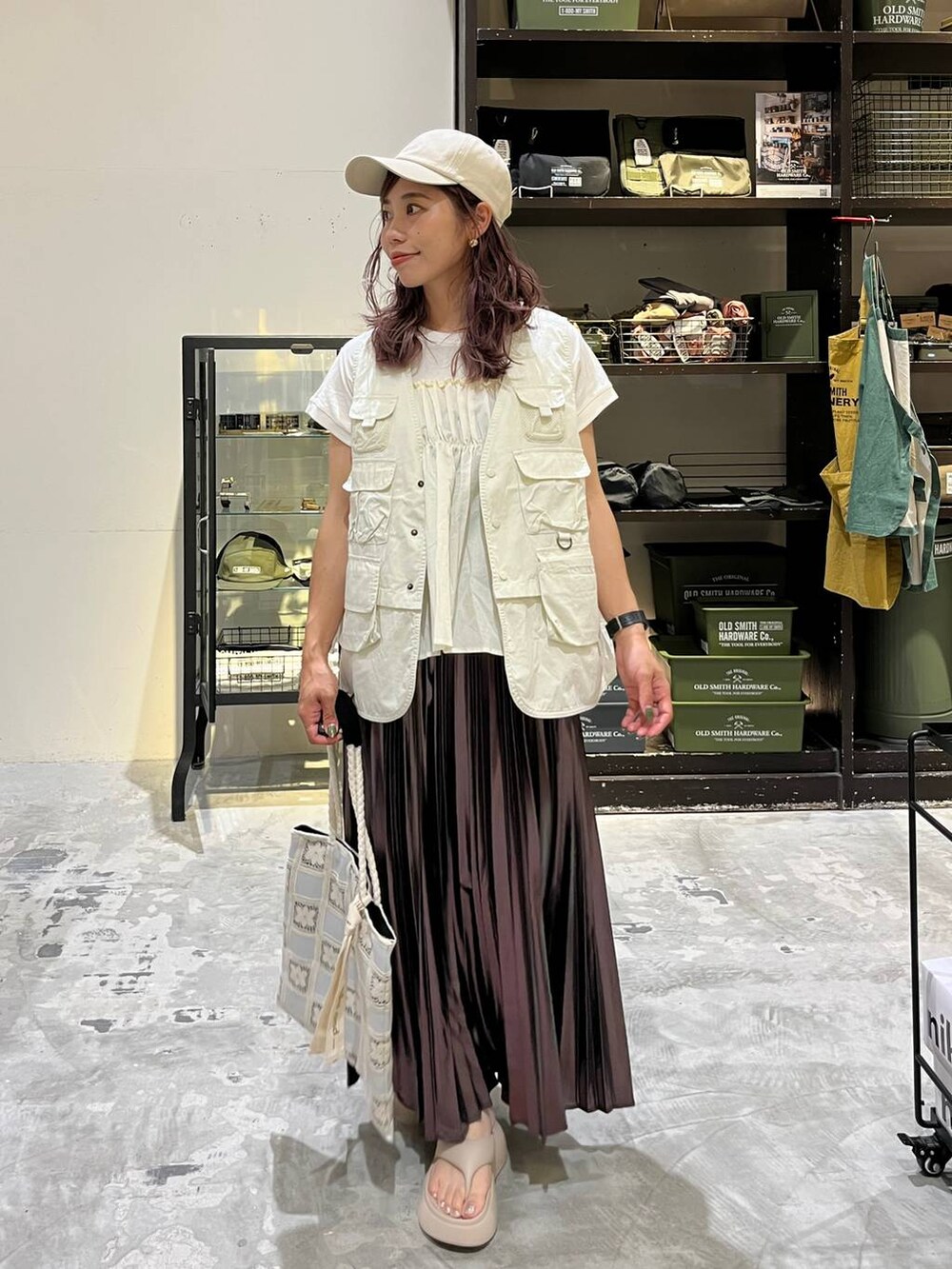 ベージュ系のサンダル、ベージュ系のスカート、ベージュ系のベストを着用したレディースの夏コーディネートの9枚目の写真