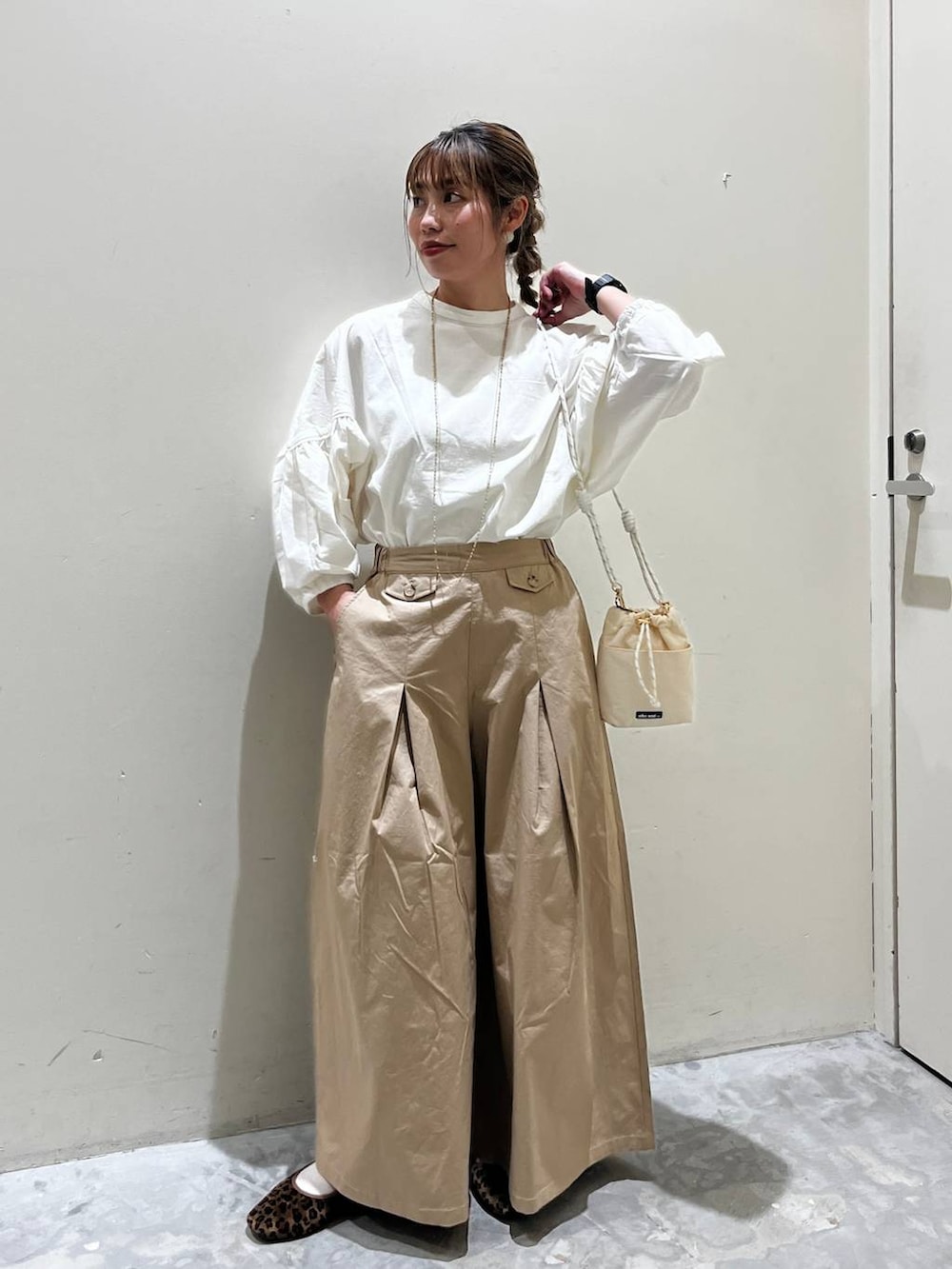 ホワイト系のショルダーバッグ、ベージュ系のその他パンツ、ベージュ系のシャツ/ブラウスを着用したレディースの春コーディネートの2枚目の写真