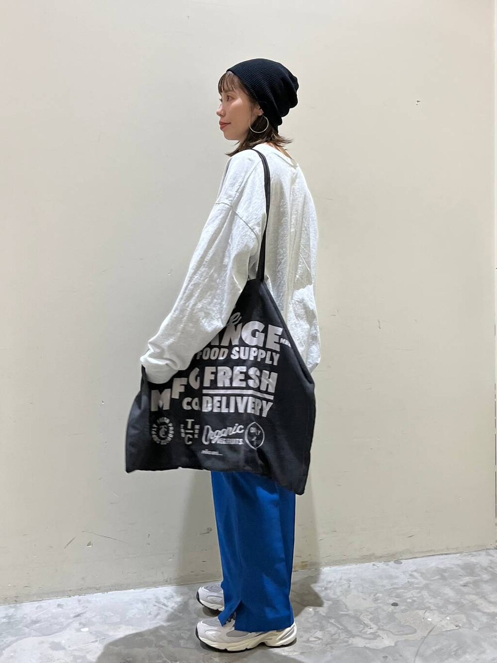 グレー系のトートバッグ、グレー系のTシャツ/カットソー、グレー系のスニーカーを着用したレディースの春コーディネートの5枚目の写真