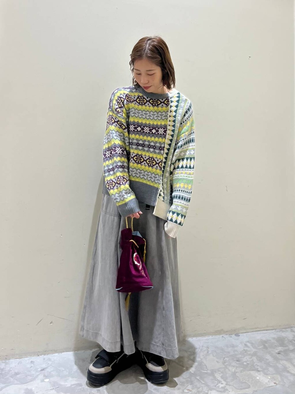 グレー系のスカート、その他のショルダーバッグ、ブラック系のスニーカーを着用したレディースの冬コーディネートの7枚目の写真