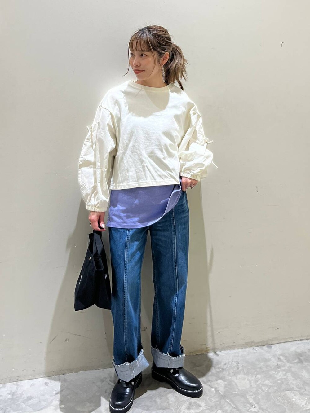 パープル系のTシャツ/カットソー、ホワイト系のTシャツ/カットソー、ブラック系のトートバッグを着用したレディースの冬コーディネートの2枚目の写真