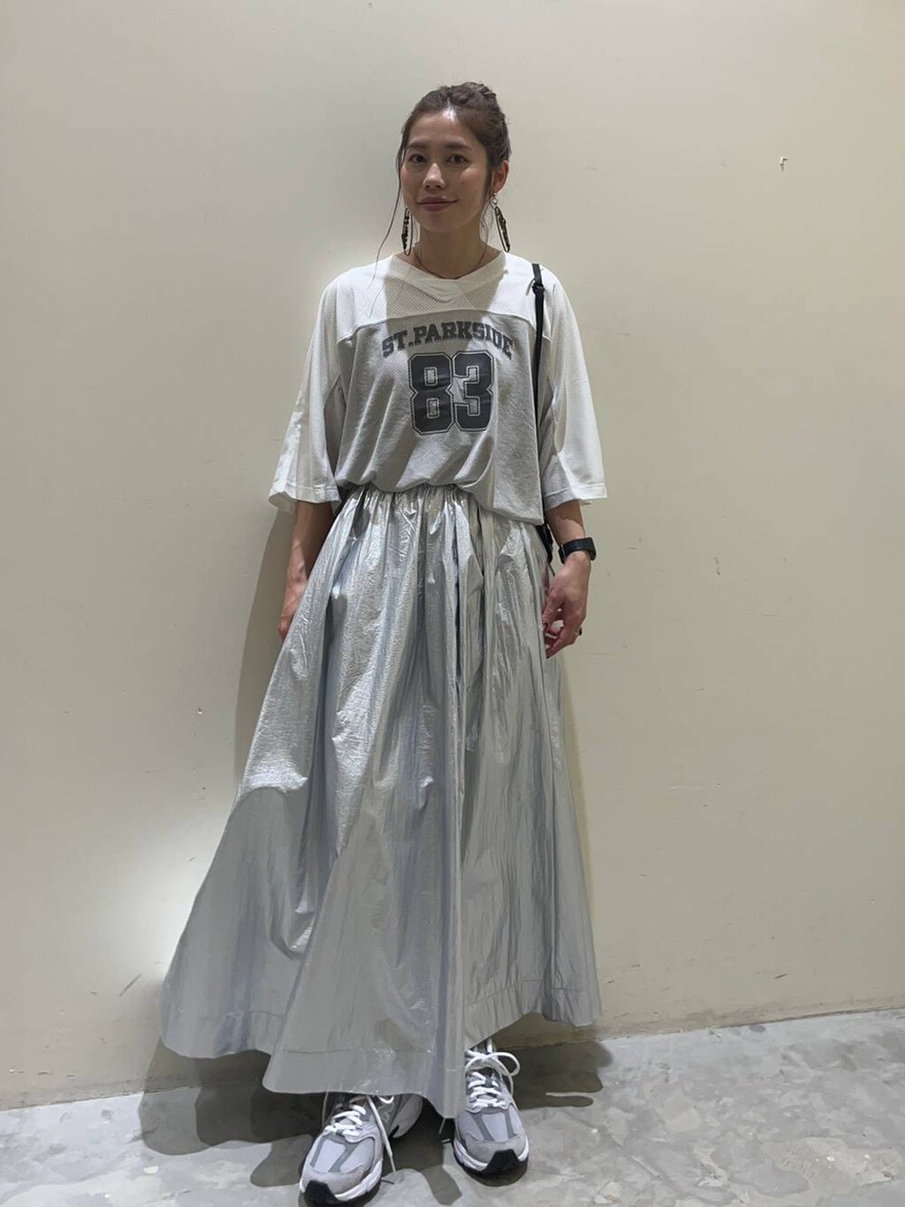 ホワイト系のTシャツ/カットソー、その他のショルダーバッグ、グレー系のスニーカーを着用したレディースの春コーディネートの4枚目の写真