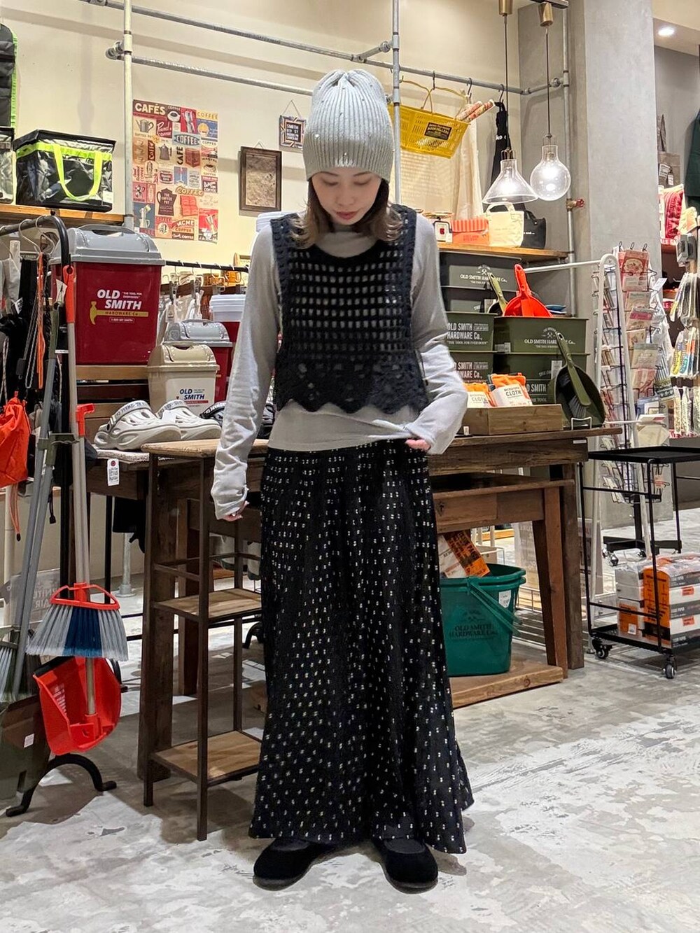 ブラック系のパンプス、グレー系のTシャツ/カットソー、ブラック系のスカートを着用したレディースの春コーディネートの2枚目の写真