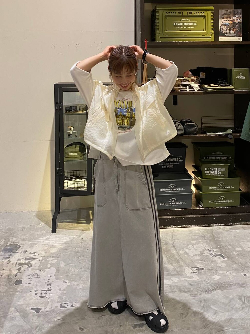 その他のタンクトップ、ホワイト系のTシャツ/カットソー、ホワイト系のその他パンツを着用したレディースの夏コーディネートの6枚目の写真