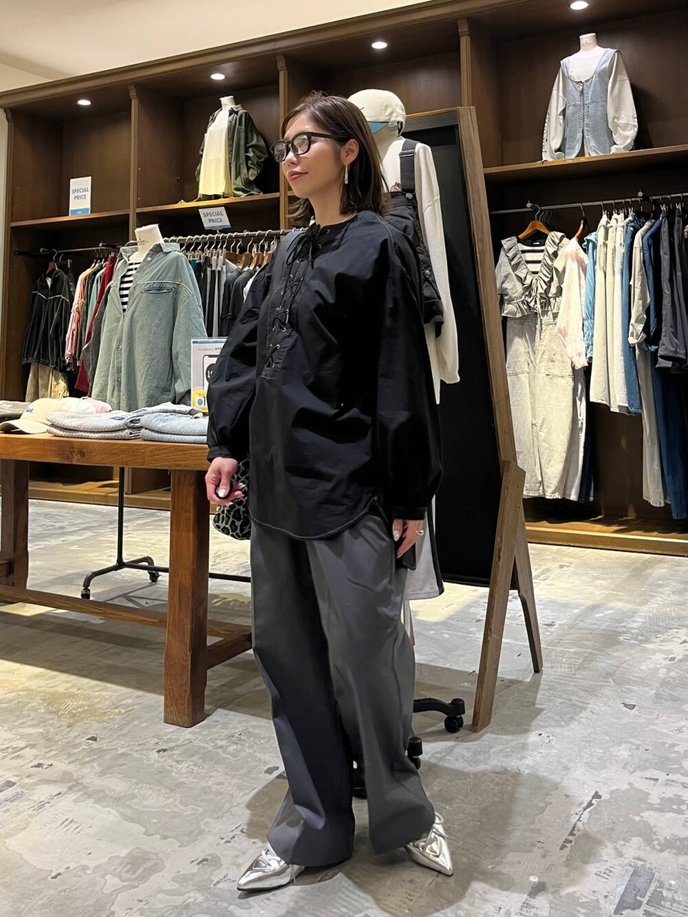 グレー系のサンダル、ブラック系のシャツ/ブラウス、その他のショルダーバッグを着用したレディースの春コーディネートの4枚目の写真