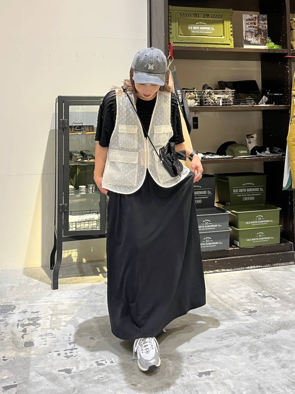 「ベーシック/シンプル、低身長、ゆったり、休日コーデ、ママコーデ、楽ちんコーデ、春コーデ、ラフ、ナチュラル、カジュアル、オーバーサイズ、niko and ...、着痩せ・細見え、ワンピース、ベスト」｜「niko and...の【New Balance(ニューバランス)】ML725（スニーカー、グレー系）」を使った、RENAさん（レディース・153cm）の夏コーディネートの3枚目の写真