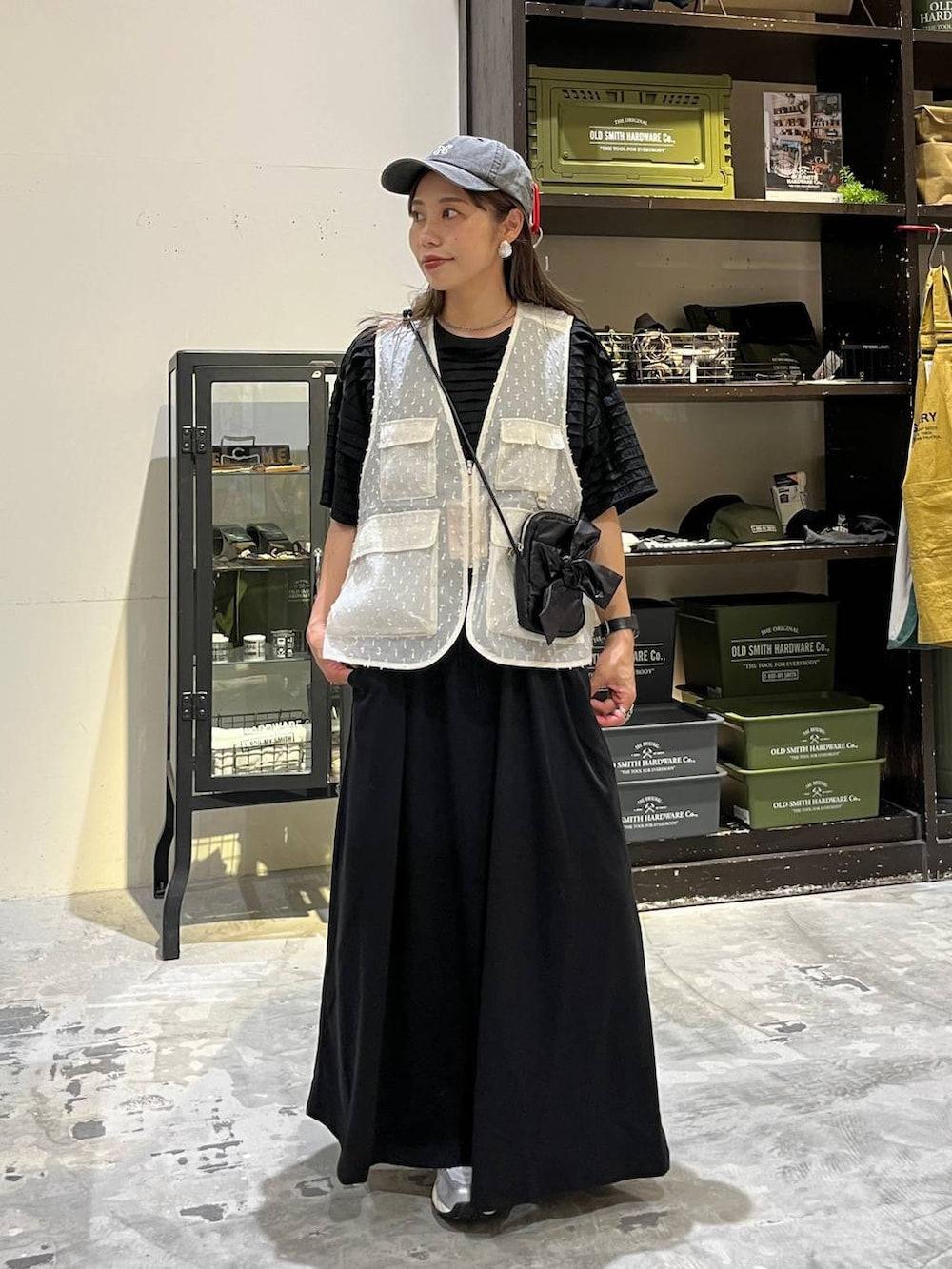 「ベーシック/シンプル、低身長、ゆったり、休日コーデ、ママコーデ、楽ちんコーデ、春コーデ、ラフ、ナチュラル、カジュアル、オーバーサイズ、niko and ...、着痩せ・細見え、ワンピース、ベスト」｜「niko and...の【New Balance(ニューバランス)】ML725（スニーカー、グレー系）」を使った、RENAさん（レディース・153cm）の夏コーディネートの2枚目の写真