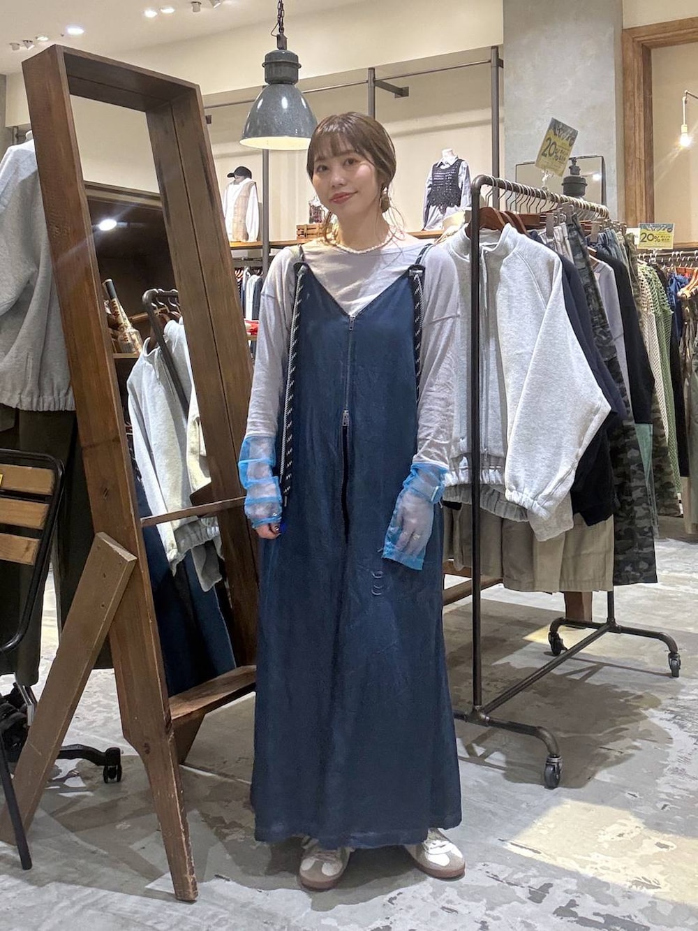 グレー系のTシャツ/カットソーを着用したレディースの春コーディネートの10枚目の写真