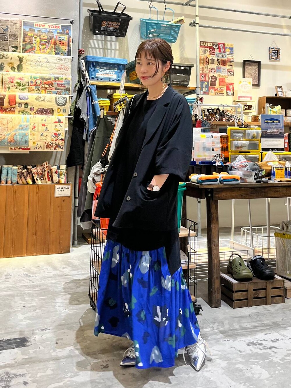 ブラック系のショルダーバッグ、グレー系のサンダル、ブラック系のワンピースを着用したレディースの春コーディネートの6枚目の写真