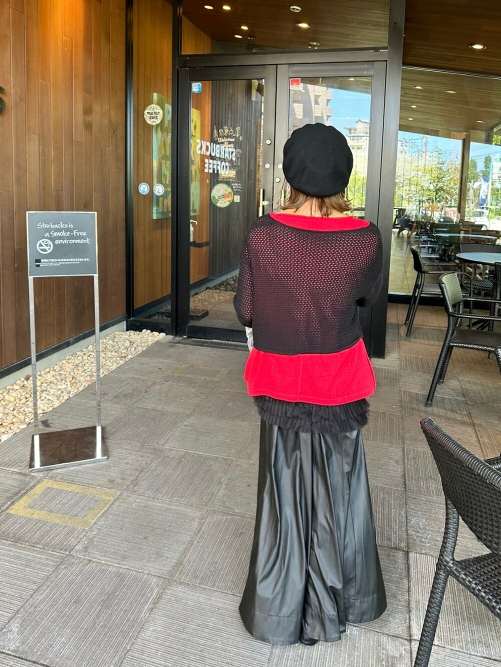 レッド系のTシャツ/カットソー、ブラック系のワンピース、その他のショルダーバッグを着用したレディースの秋コーディネートの2枚目の写真