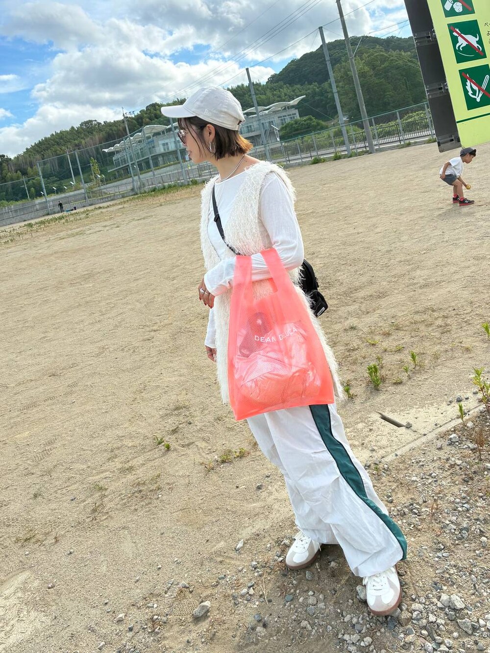 ベージュ系のスニーカー、ホワイト系のチュニック、ベージュ系のTシャツ/カットソーを着用したレディースの夏コーディネートの4枚目の写真