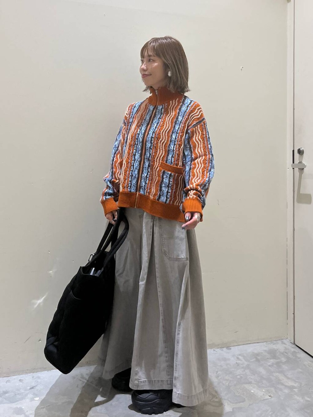 グレー系のその他パンツ、ブラック系のトートバッグを着用したレディースの夏コーディネートの2枚目の写真