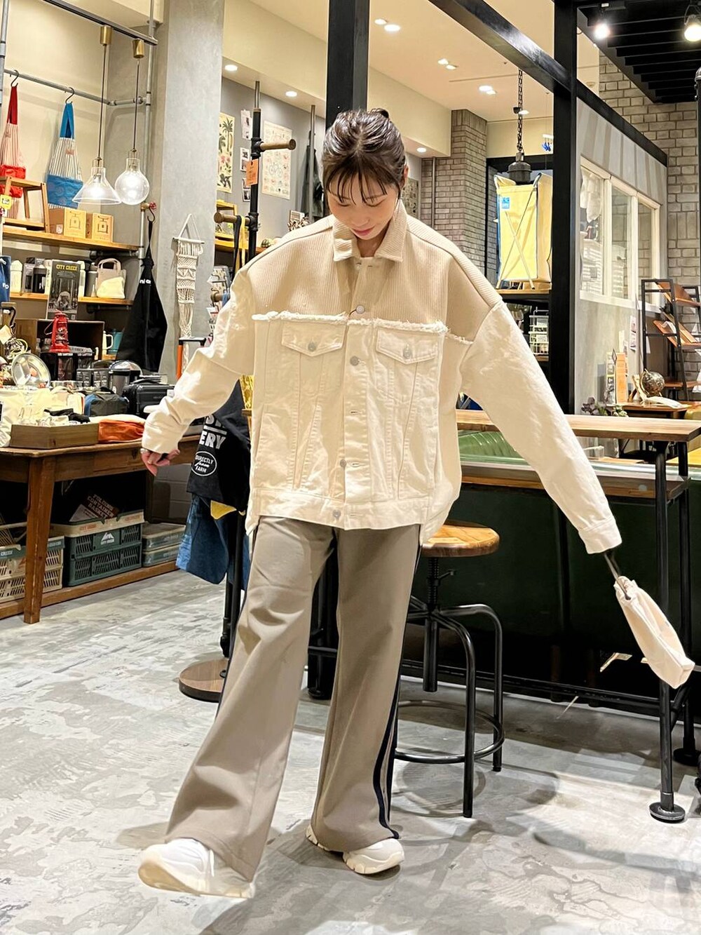 ベージュ系のデニムジャケット、ベージュ系のスニーカー、イエロー系のその他パンツを着用したレディースの冬コーディネートの7枚目の写真