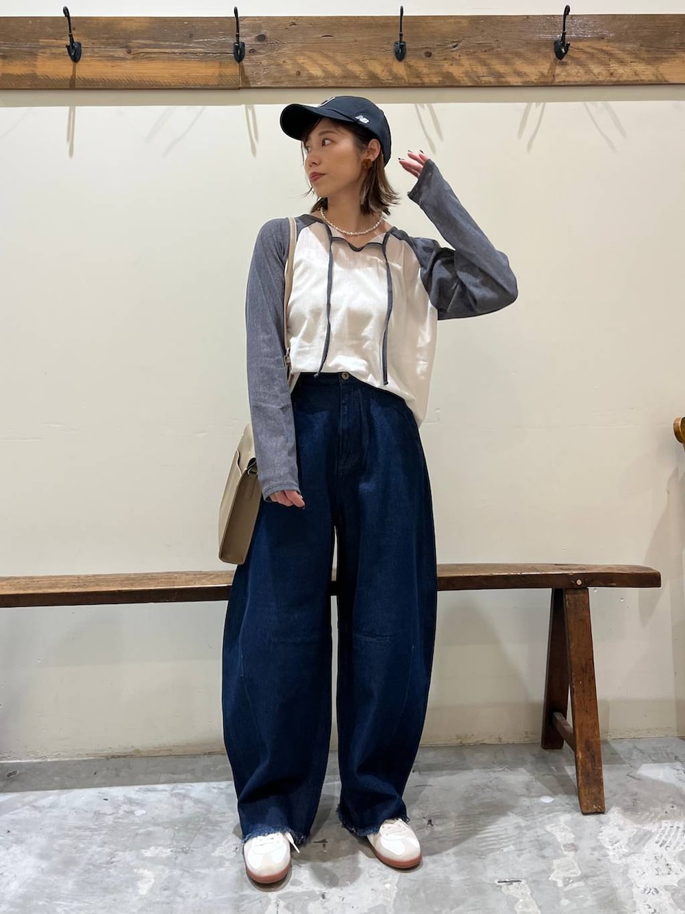 ベージュ系のスニーカー、ブルー系のその他パンツ、ホワイト系のTシャツ/カットソーを着用したレディースの冬コーディネートの5枚目の写真