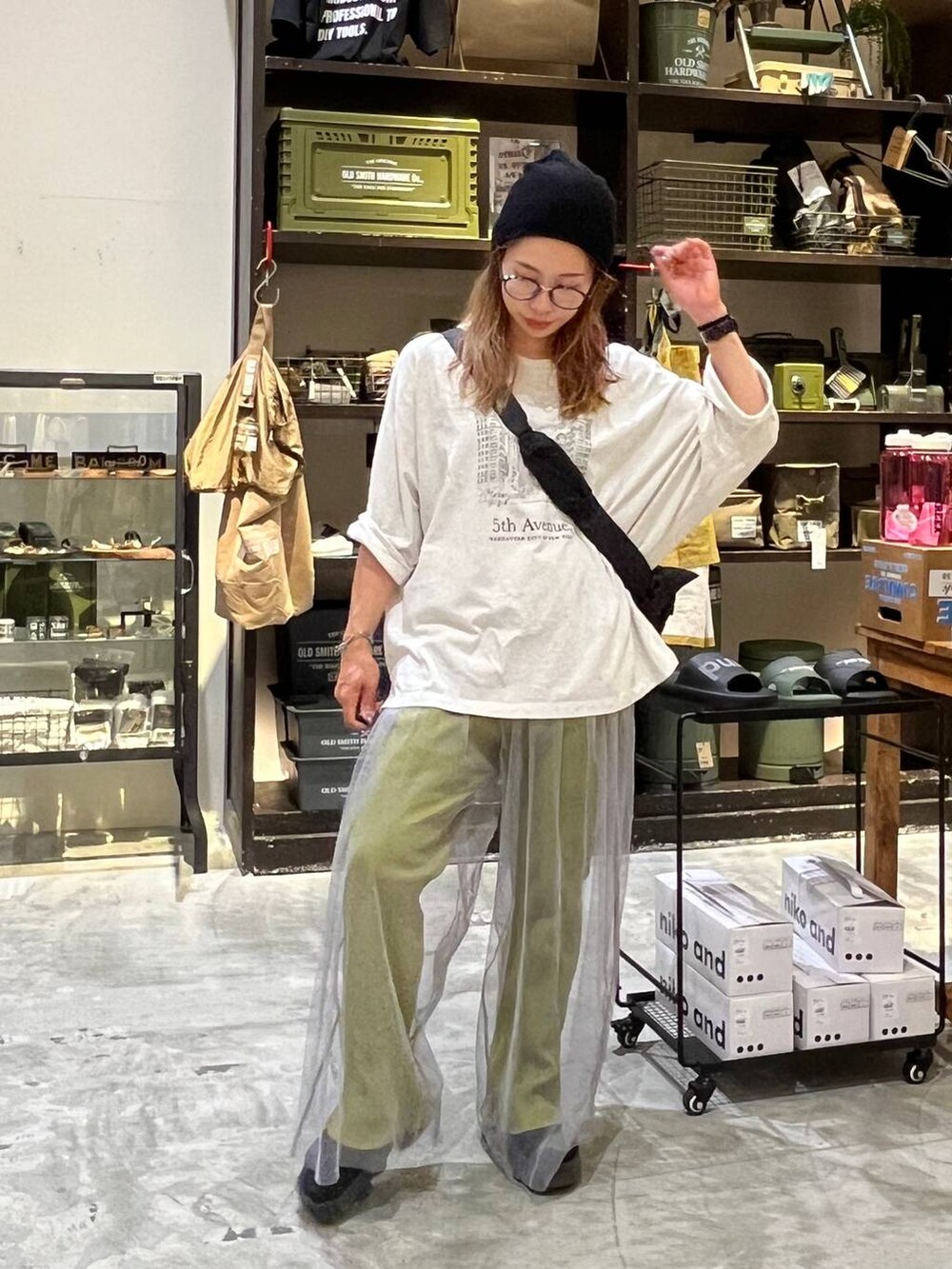 ベージュ系のTシャツ/カットソー、グレー系のその他パンツ、グリーン系のその他パンツを着用したレディースの夏コーディネートの3枚目の写真