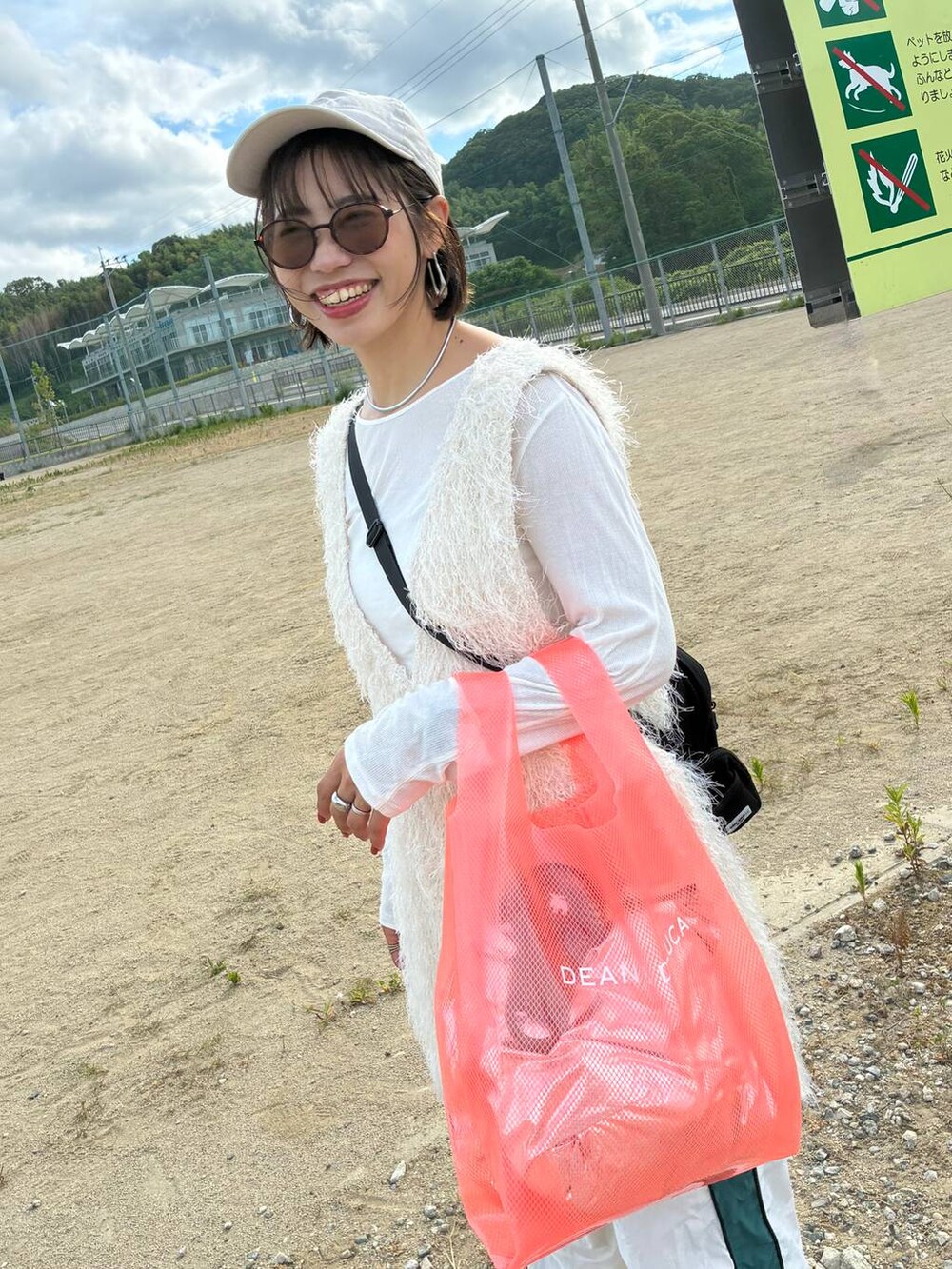 ベージュ系のスニーカー、ホワイト系のチュニック、ベージュ系のTシャツ/カットソーを着用したレディースの夏コーディネートの5枚目の写真