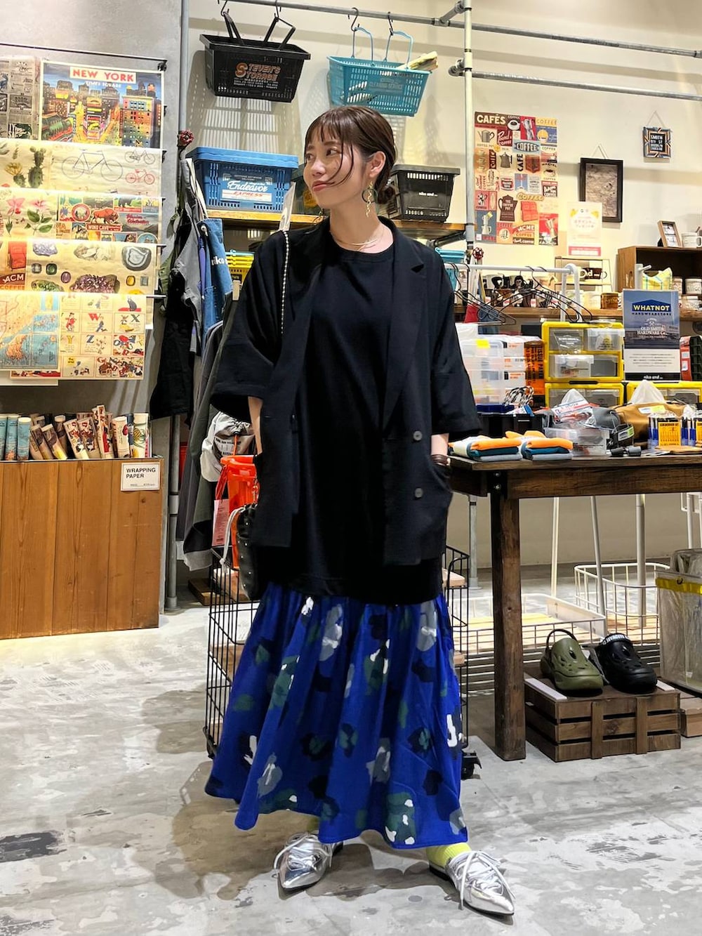 ブラック系のショルダーバッグ、グレー系のサンダル、ブラック系のワンピースを着用したレディースの春コーディネートの4枚目の写真