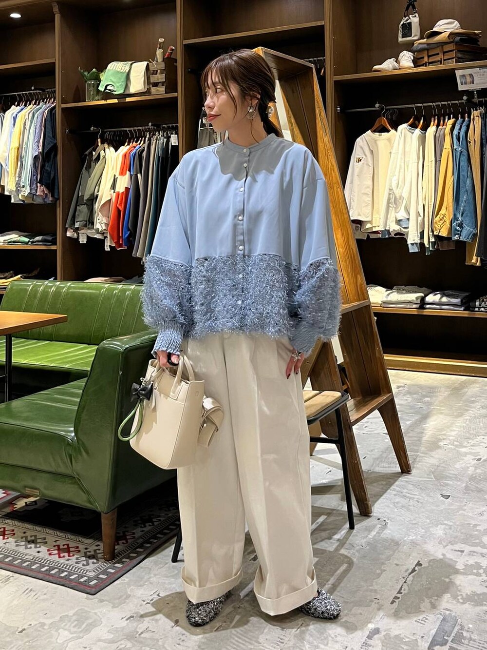 ベージュ系のチノパンツ、グレー系のパンプス、ブルー系のシャツ/ブラウスを着用したレディースの冬コーディネートの6枚目の写真