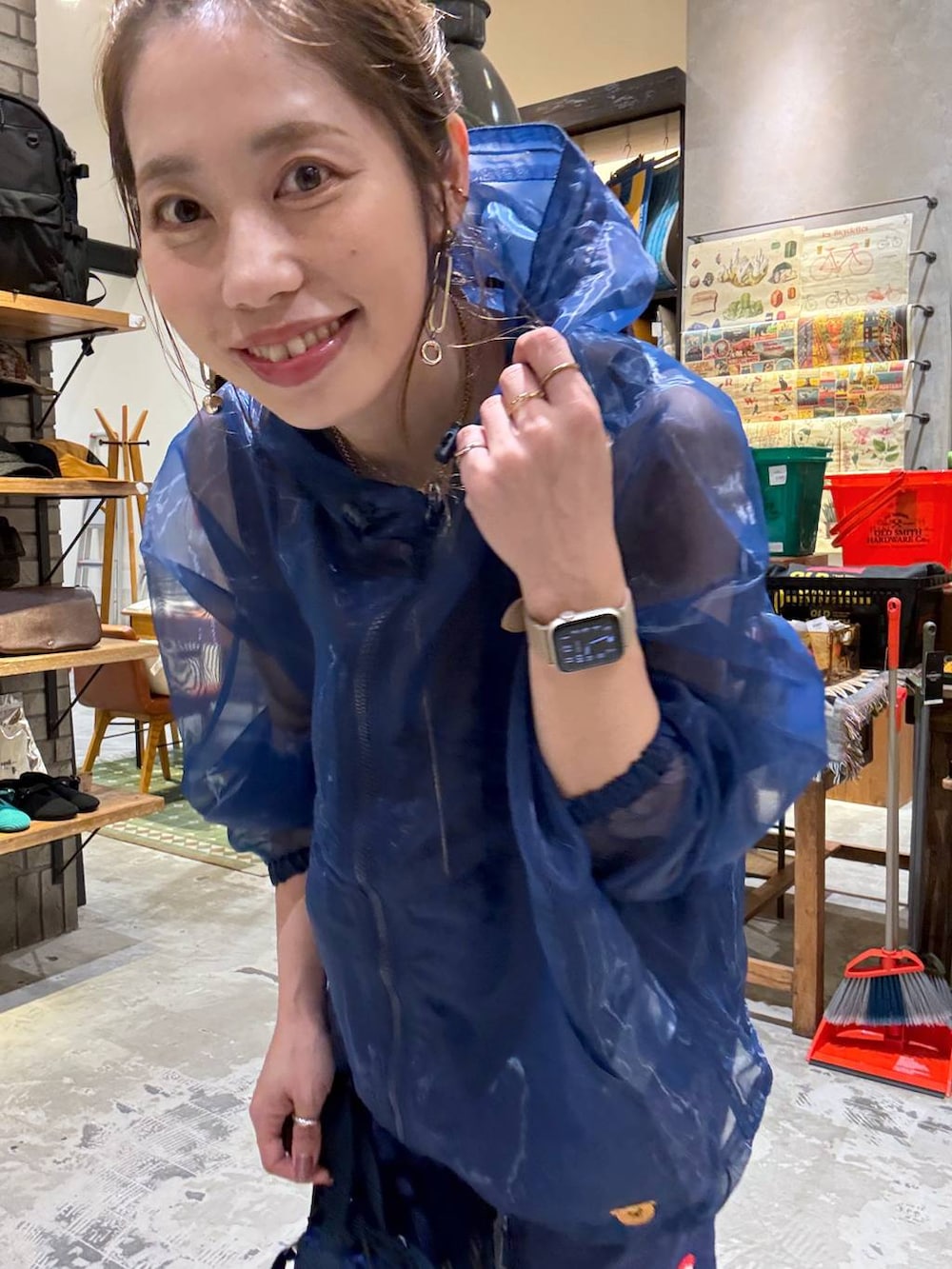 ブルー系のその他パンツ、ブルー系のブルゾン、ブルー系のその他パンツを着用したレディースの春コーディネートの3枚目の写真