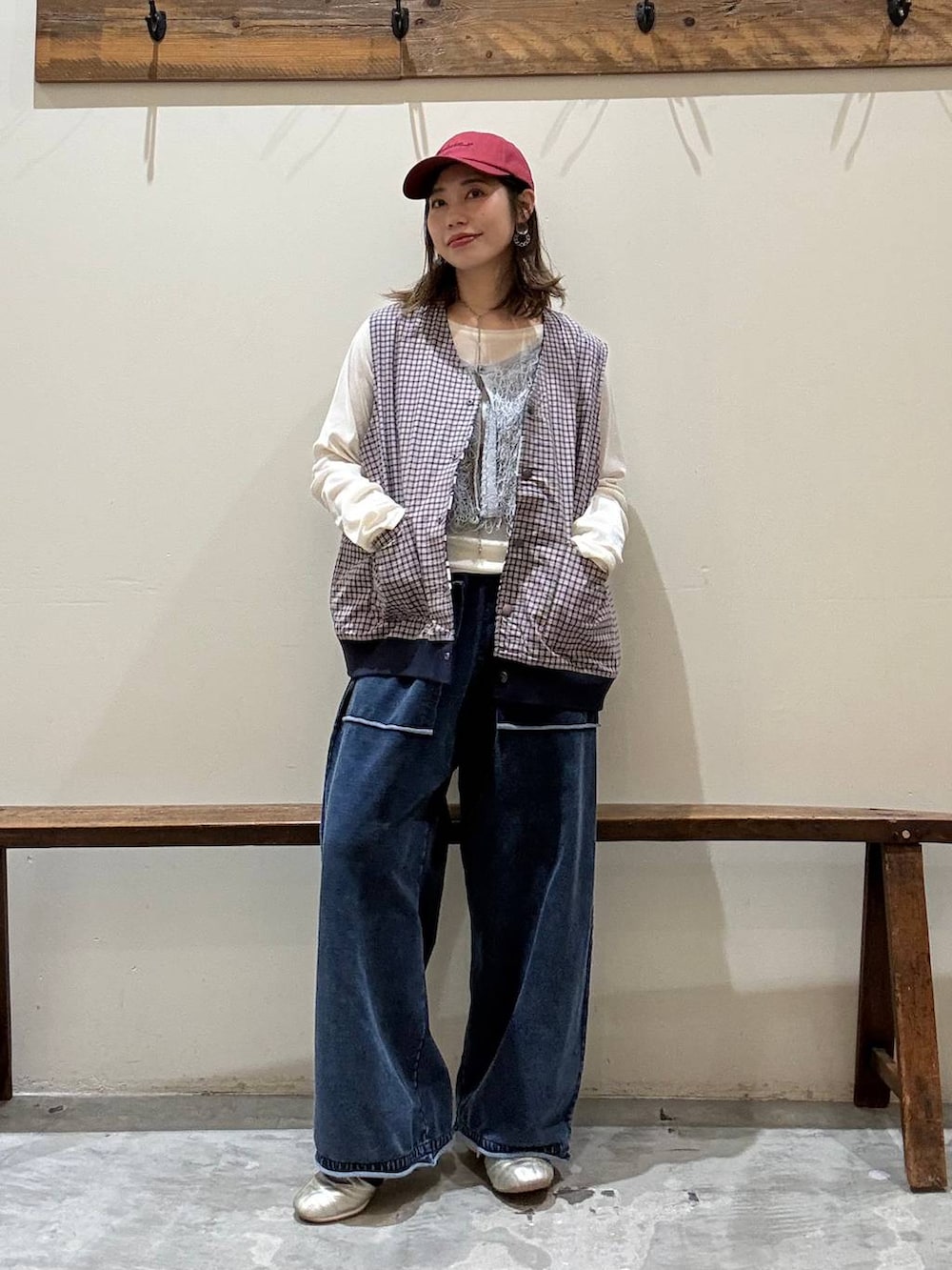 ゴールド系のスニーカー、ベージュ系のTシャツ/カットソー、ブルー系のベストを着用したレディースの冬コーディネートの7枚目の写真