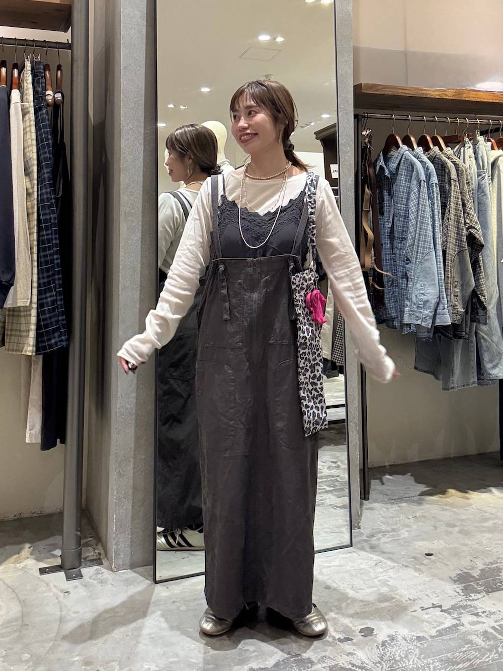 その他のトートバッグ、ゴールド系のスニーカー、グレー系のワンピースを着用したレディースの春コーディネートの2枚目の写真