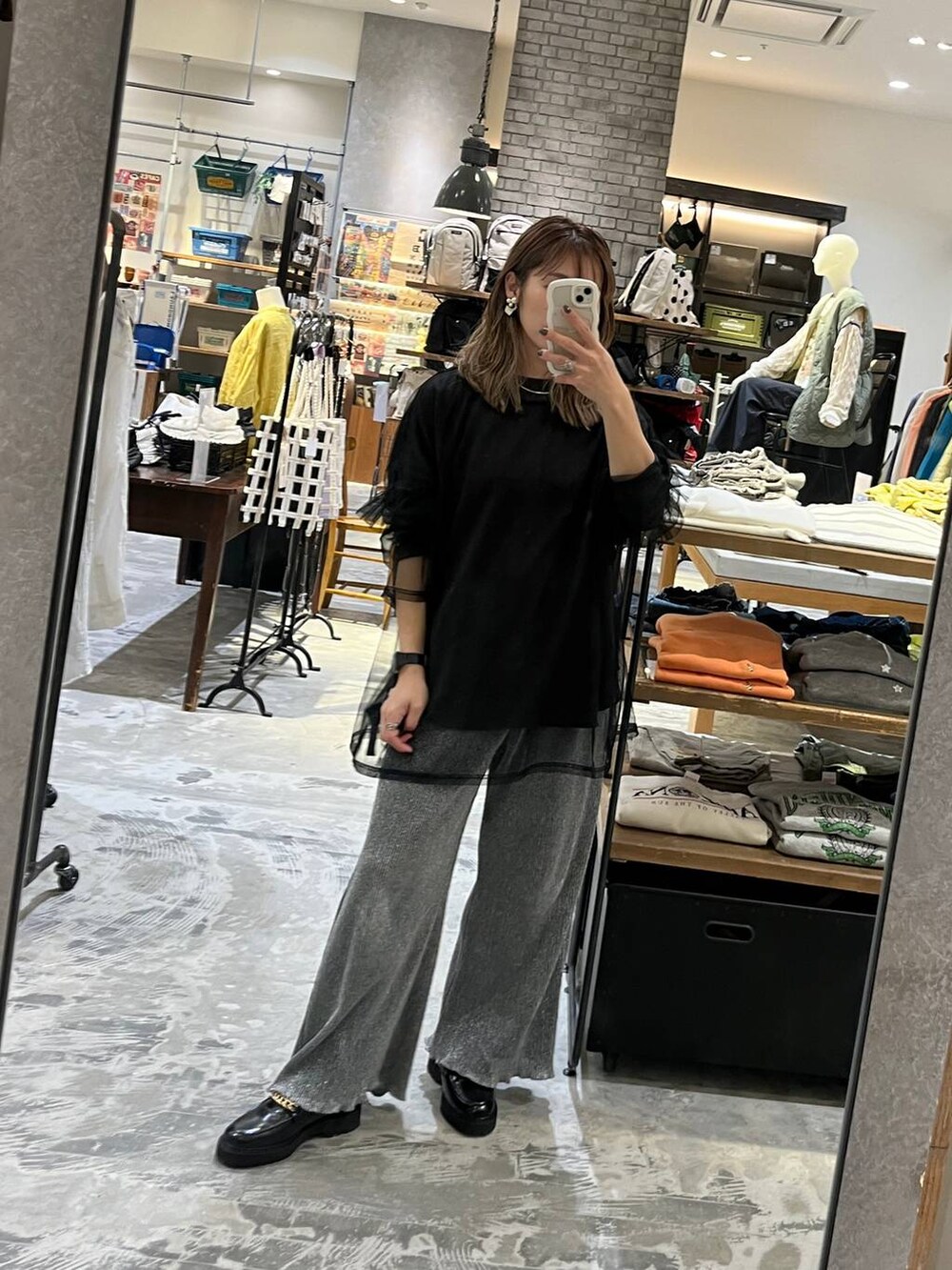 ブラック系のトートバッグ、グレー系のその他パンツ、ブラック系のローファーを着用したレディースの春コーディネートの9枚目の写真