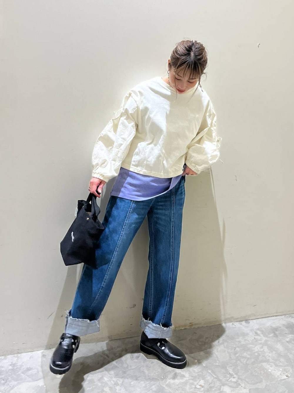 パープル系のTシャツ/カットソー、ホワイト系のTシャツ/カットソー、ブラック系のトートバッグを着用したレディースの冬コーディネートの4枚目の写真