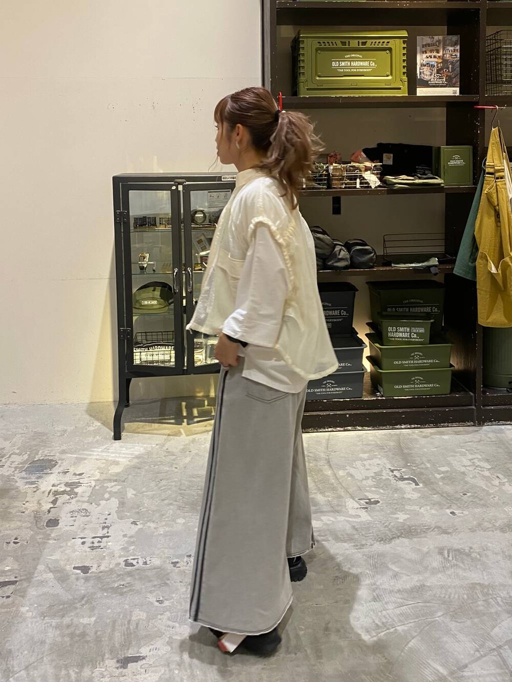 その他のタンクトップ、ホワイト系のTシャツ/カットソー、ホワイト系のその他パンツを着用したレディースの夏コーディネートの5枚目の写真