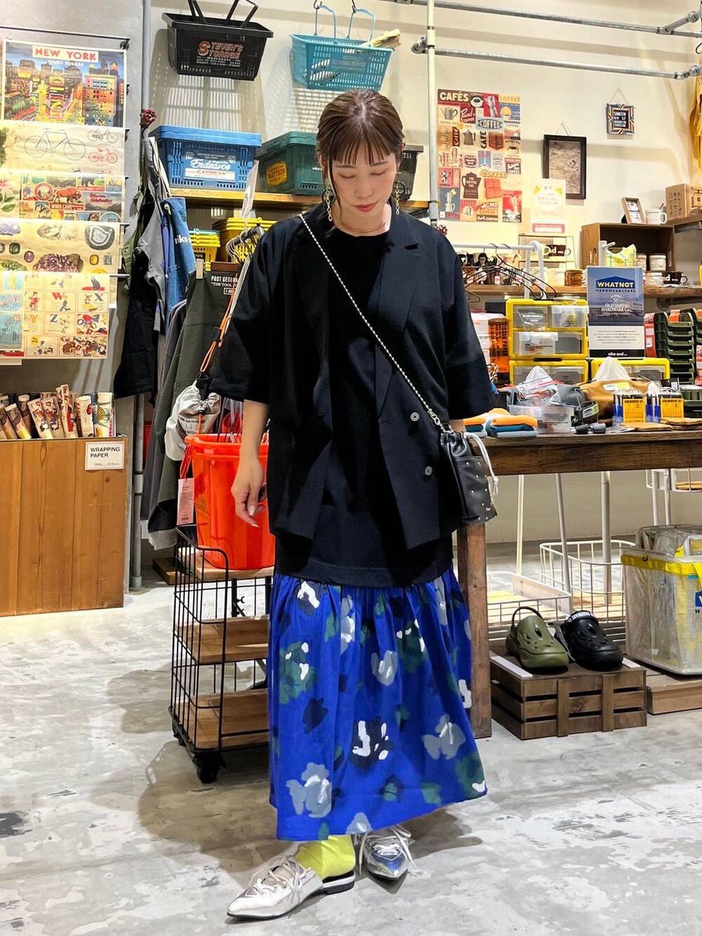 ブラック系のショルダーバッグ、グレー系のサンダル、ブラック系のワンピースを着用したレディースの春コーディネートの3枚目の写真