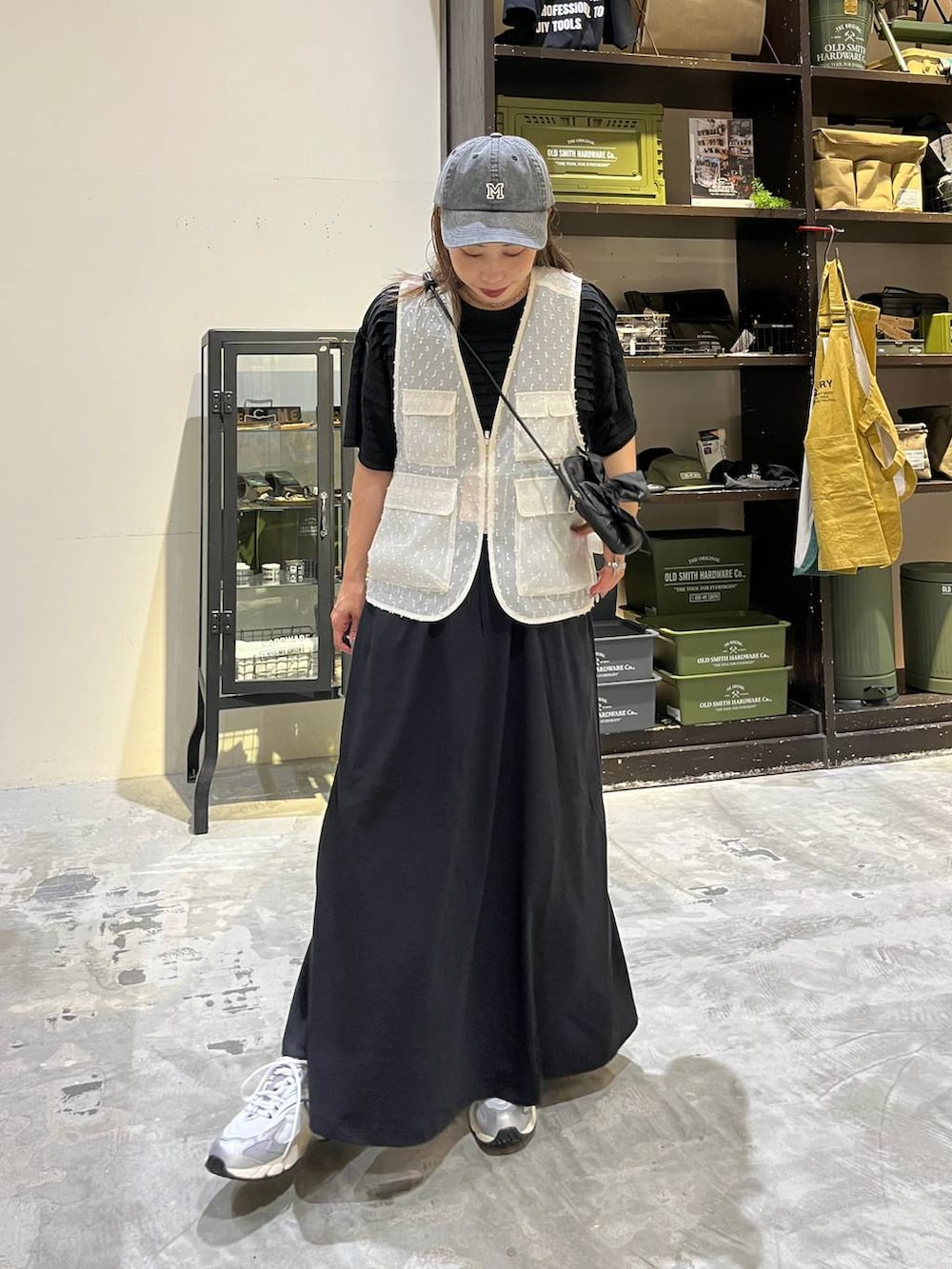 「ベーシック/シンプル、低身長、ゆったり、休日コーデ、ママコーデ、楽ちんコーデ、春コーデ、ラフ、ナチュラル、カジュアル、オーバーサイズ、niko and ...、着痩せ・細見え、ワンピース、ベスト」｜「niko and...の【New Balance(ニューバランス)】ML725（スニーカー、グレー系）」を使った、RENAさん（レディース・153cm）の夏コーディネートの4枚目の写真