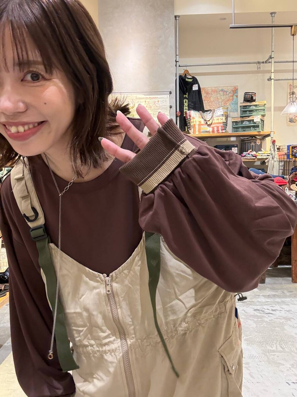 その他のトートバッグ、ゴールド系のスニーカーを着用したレディースの秋コーディネートの6枚目の写真