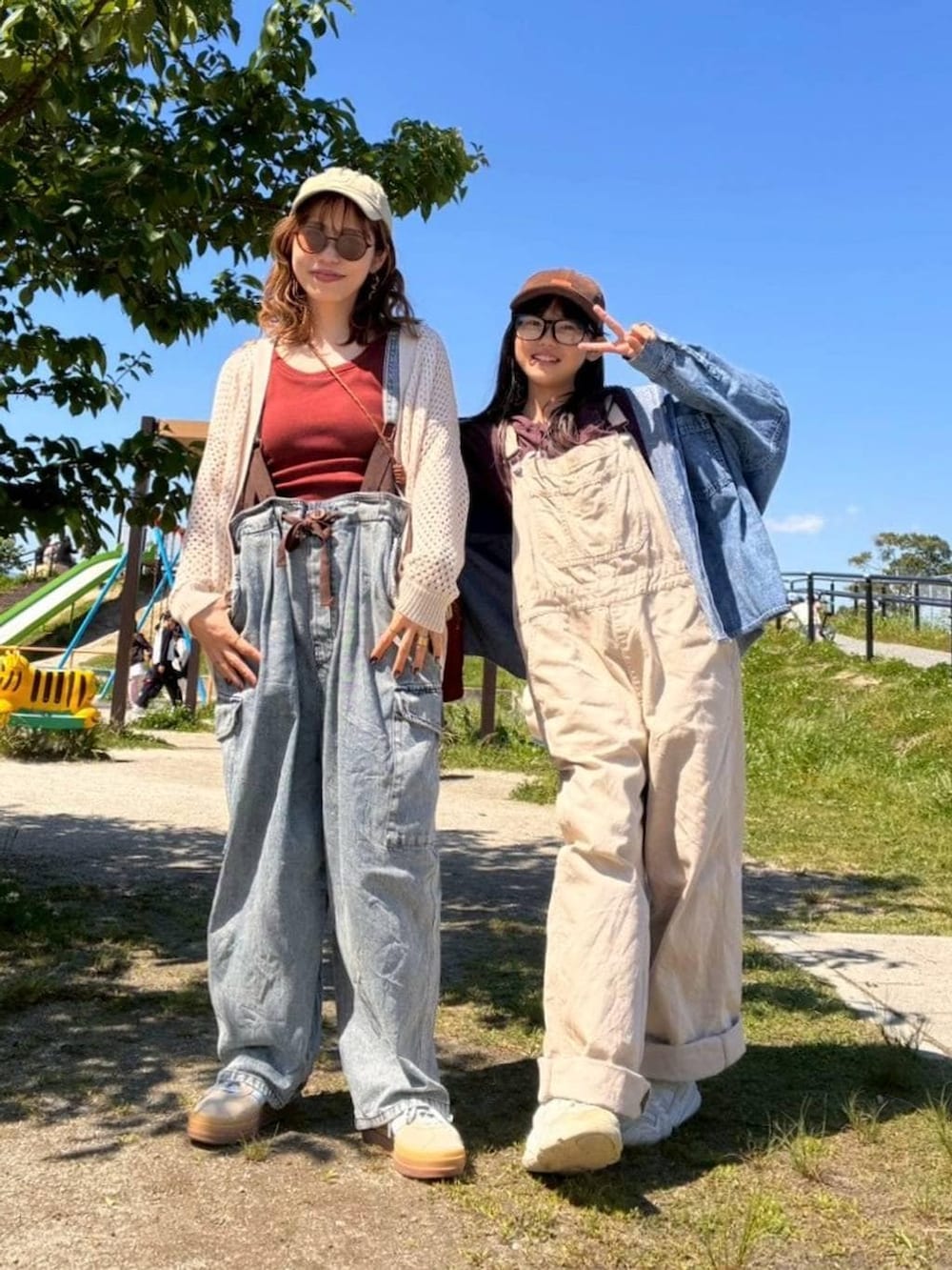 ブルー系のシャツ/ブラウス、ベージュ系のカーディガン/ボレロ、ブラウン系のデニムパンツを着用したレディースの春コーディネートの4枚目の写真
