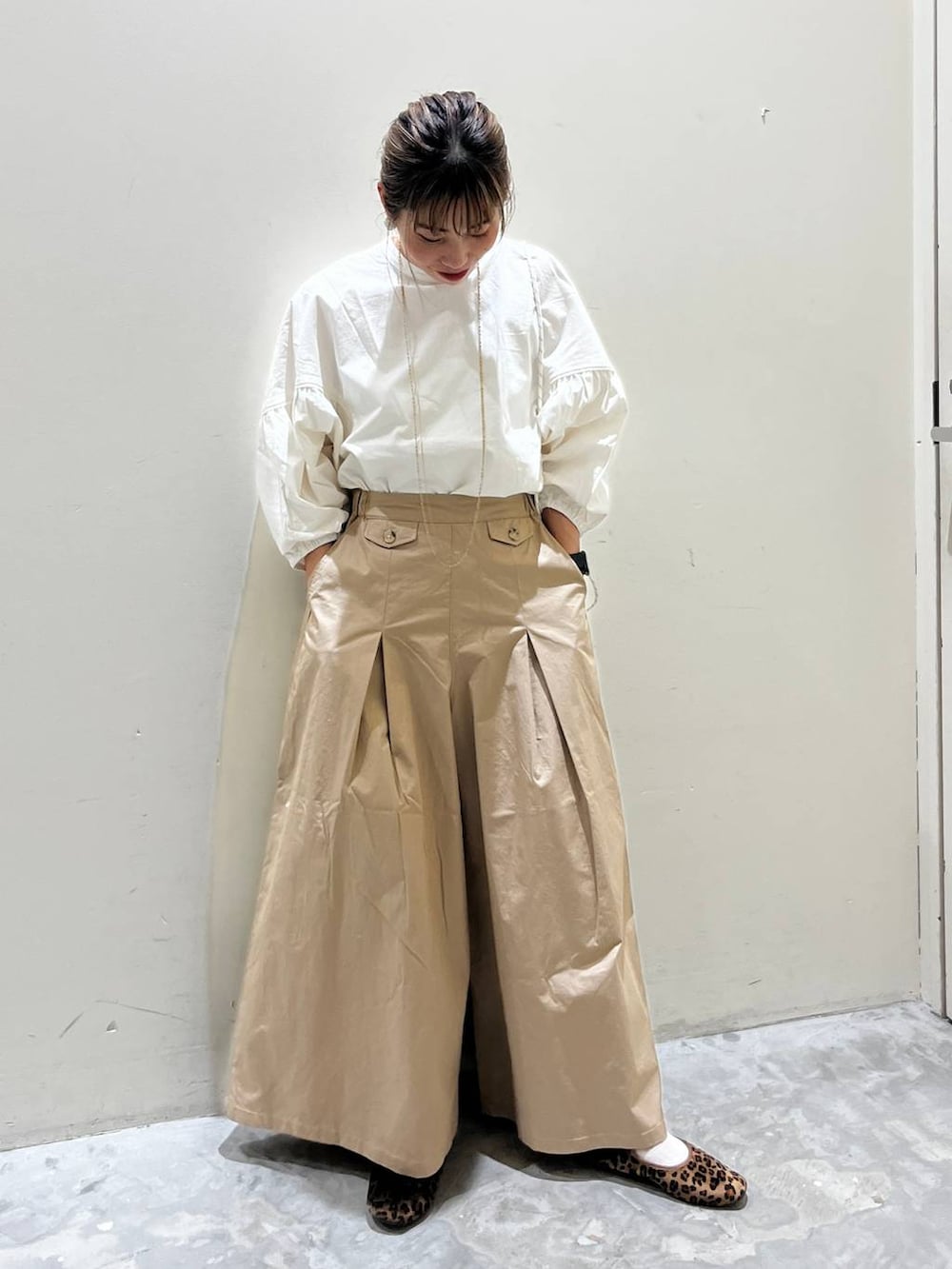 ホワイト系のショルダーバッグ、ベージュ系のその他パンツ、ベージュ系のシャツ/ブラウスを着用したレディースの春コーディネートの6枚目の写真