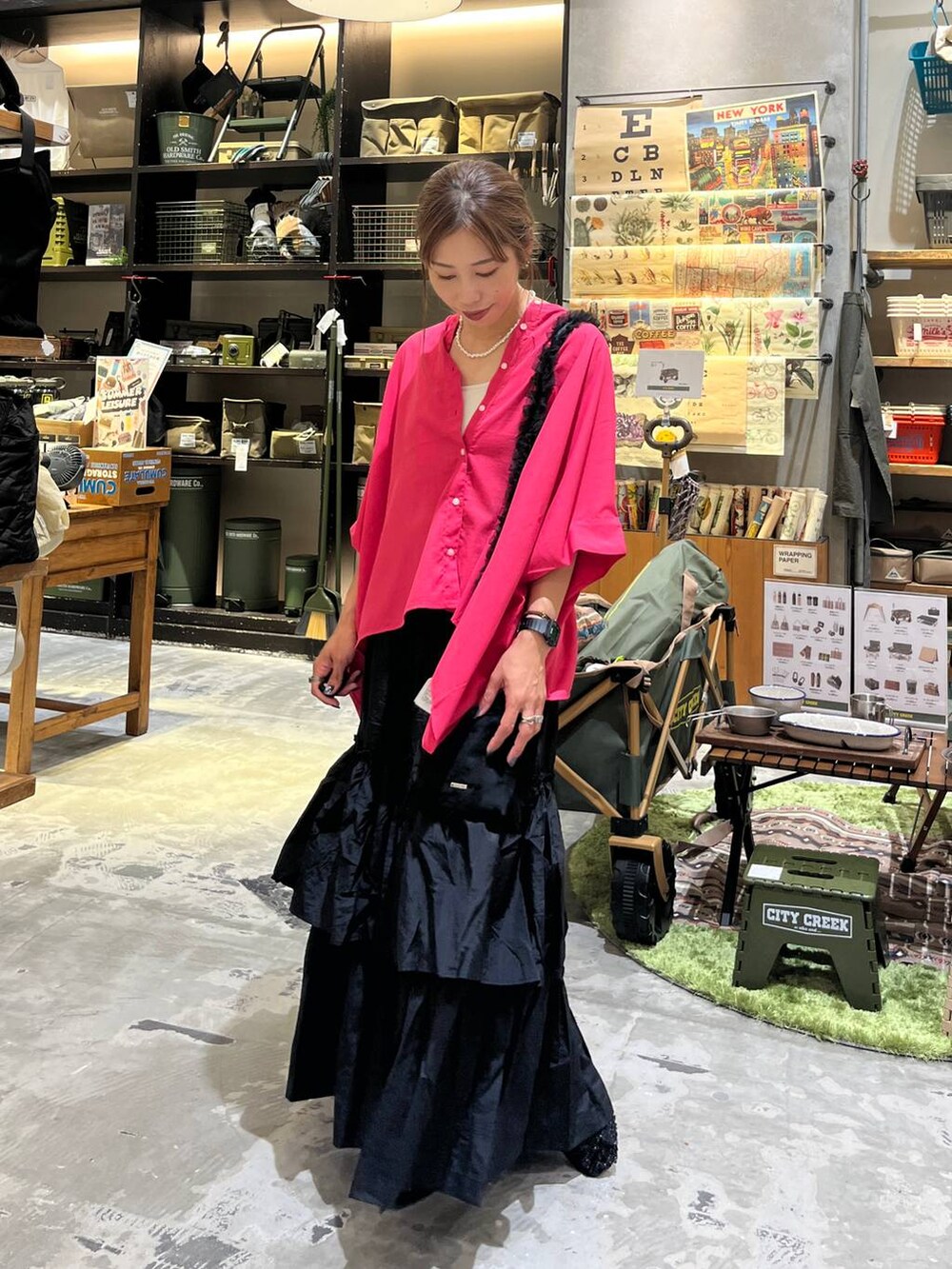 ブラック系のバレエシューズ、ブラック系のスカート、ベージュ系のキャミソールを着用したレディースの夏コーディネートの8枚目の写真