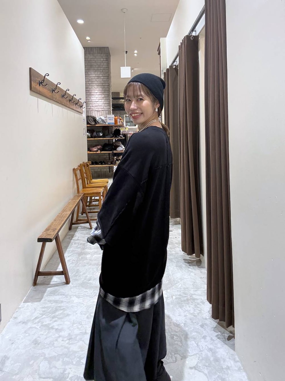 ブラック系のその他パンツ、ブラック系のTシャツ/カットソーを着用したレディースの春コーディネートの5枚目の写真