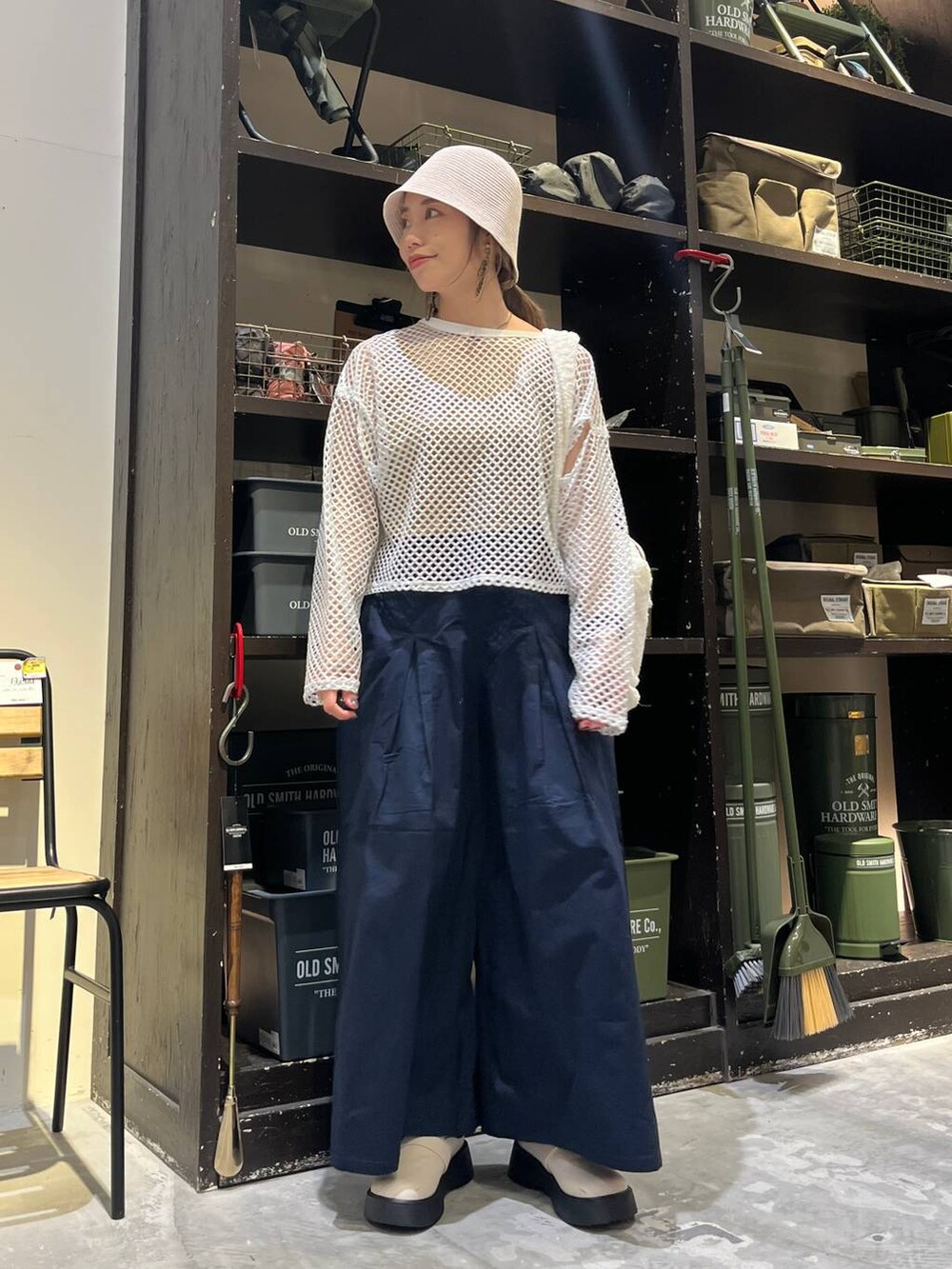 ブルー系のその他パンツ、ベージュ系のショルダーバッグ、ベージュ系のその他シューズを着用したレディースの春コーディネートの4枚目の写真