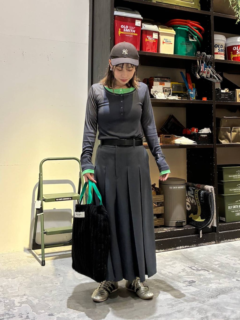 ゴールド系のスニーカー、ブラック系のトートバッグ、ブラック系のその他パンツを着用したレディースの冬コーディネートの5枚目の写真