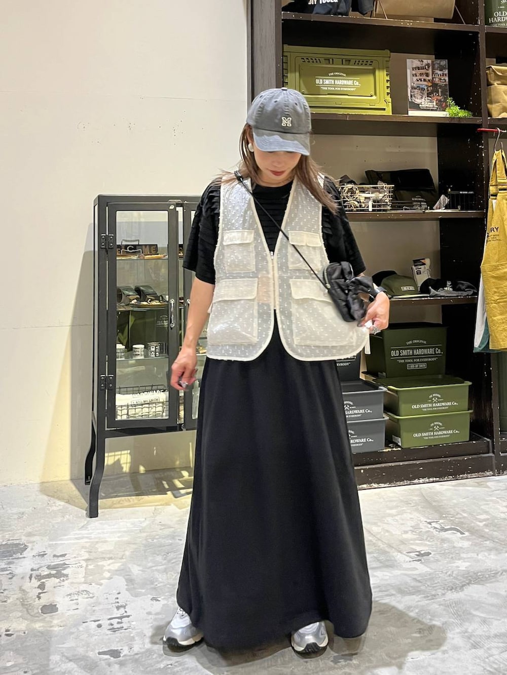 「ベーシック/シンプル、低身長、ゆったり、休日コーデ、ママコーデ、楽ちんコーデ、春コーデ、ラフ、ナチュラル、カジュアル、オーバーサイズ、niko and ...、着痩せ・細見え、ワンピース、ベスト」｜「niko and...の【New Balance(ニューバランス)】ML725（スニーカー、グレー系）」を使った、RENAさん（レディース・153cm）の夏コーディネートの7枚目の写真