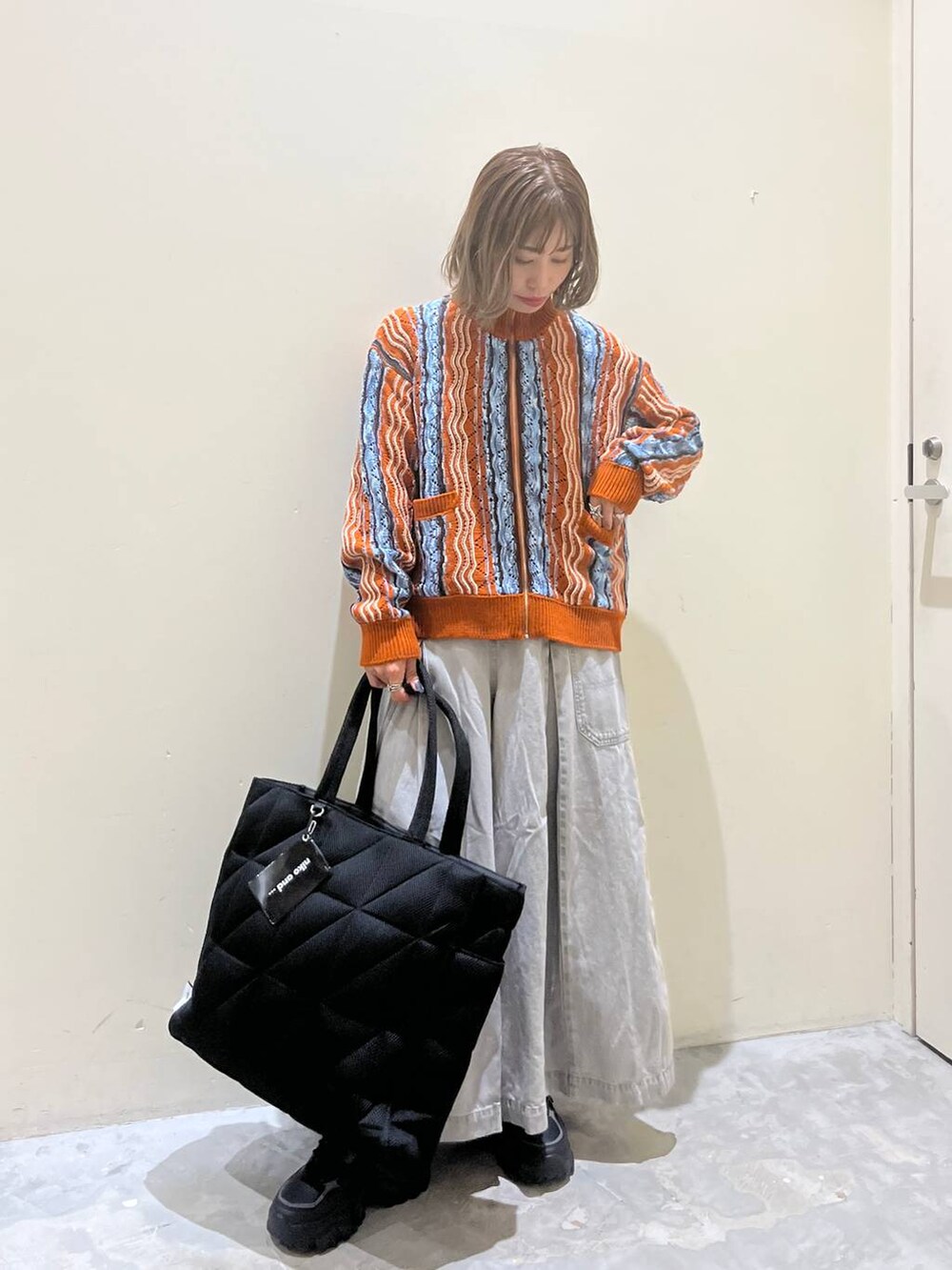 グレー系のその他パンツ、ブラック系のトートバッグを着用したレディースの夏コーディネートの6枚目の写真