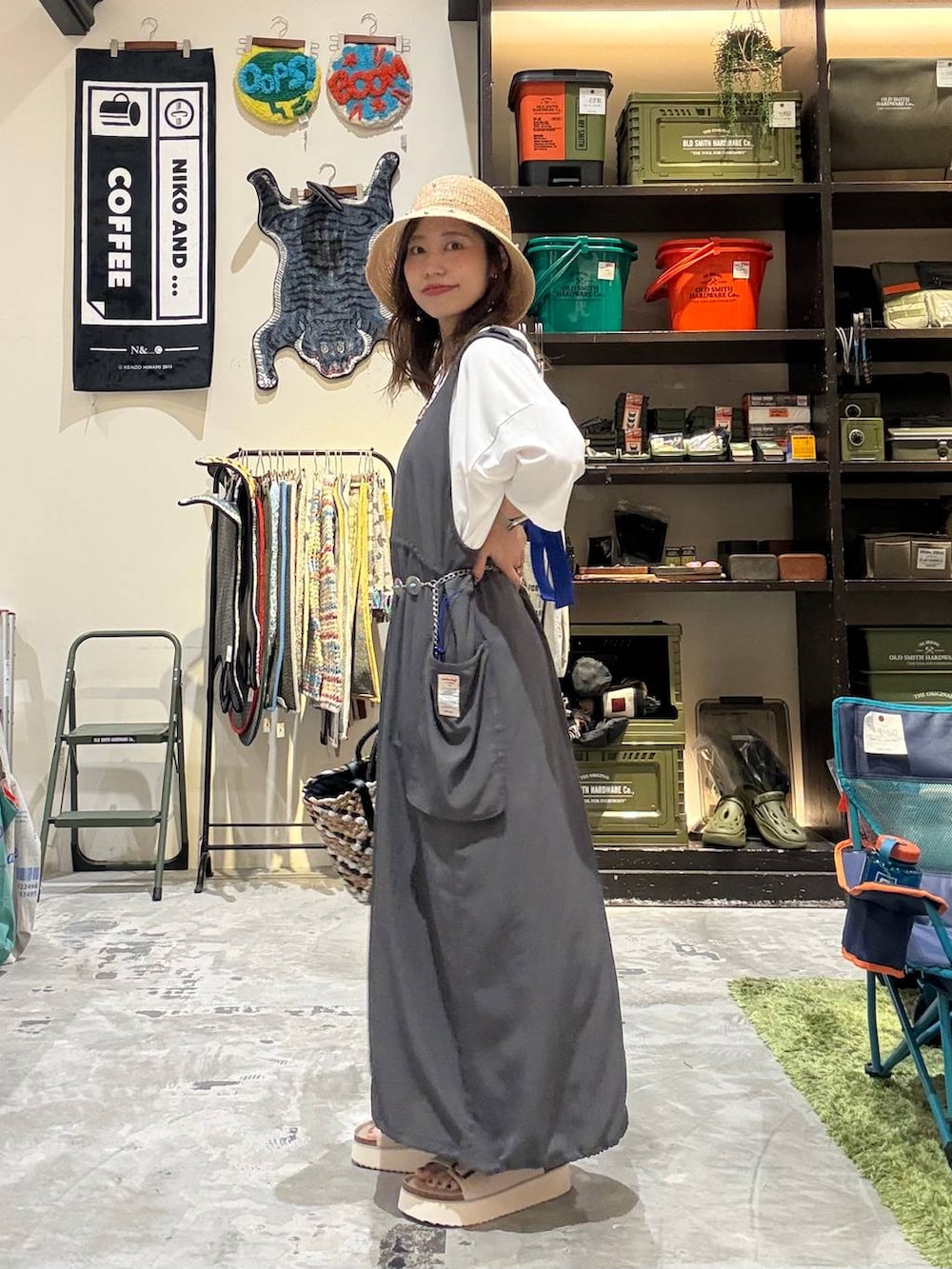 ホワイト系のTシャツ/カットソー、ベージュ系のサンダル、オレンジ系のネックレスを着用したレディースの夏コーディネートの4枚目の写真