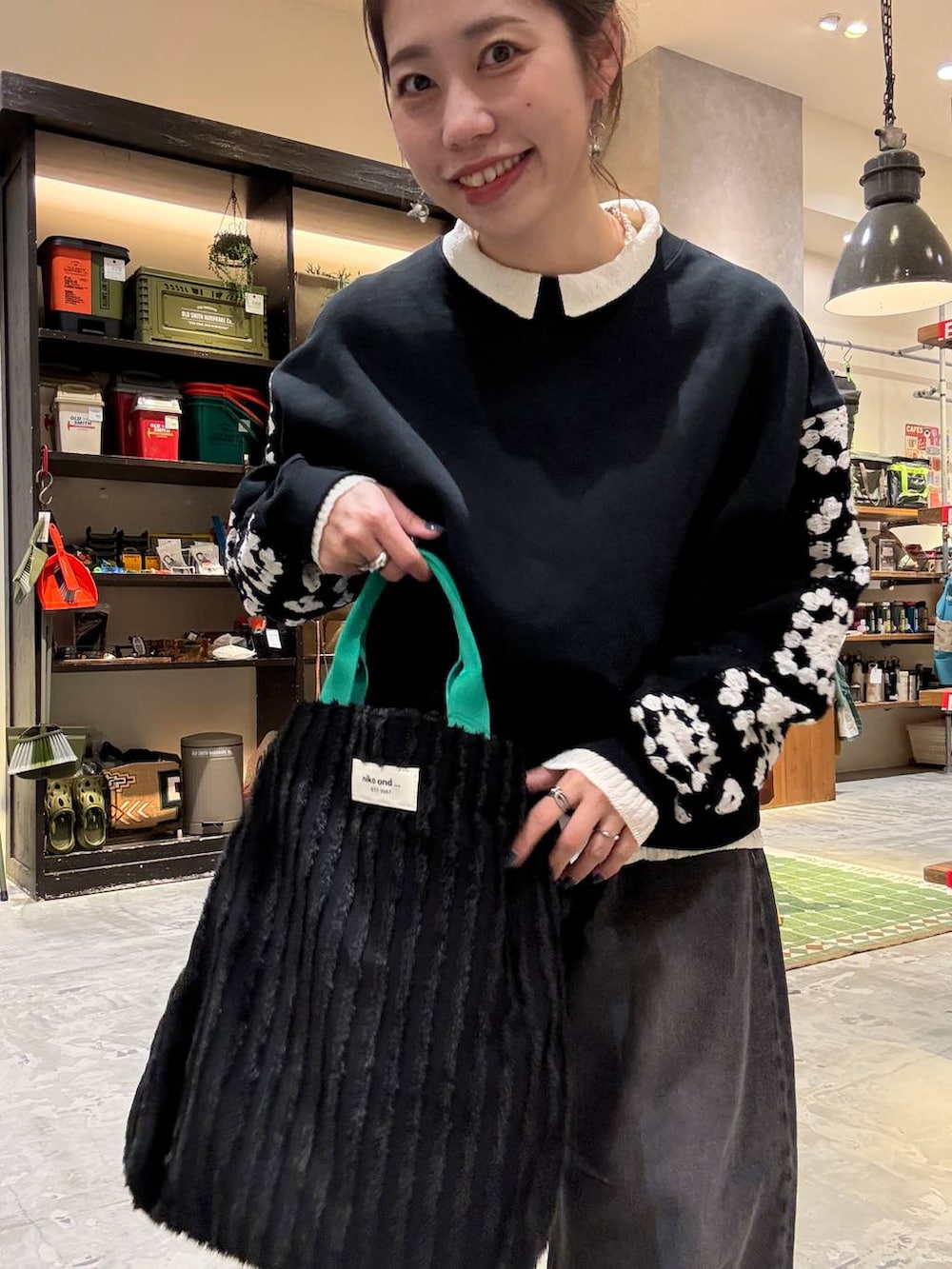 ブラック系のその他シューズ、ブラック系のスウェット、ブラック系のトートバッグを着用したレディースの冬コーディネートの6枚目の写真