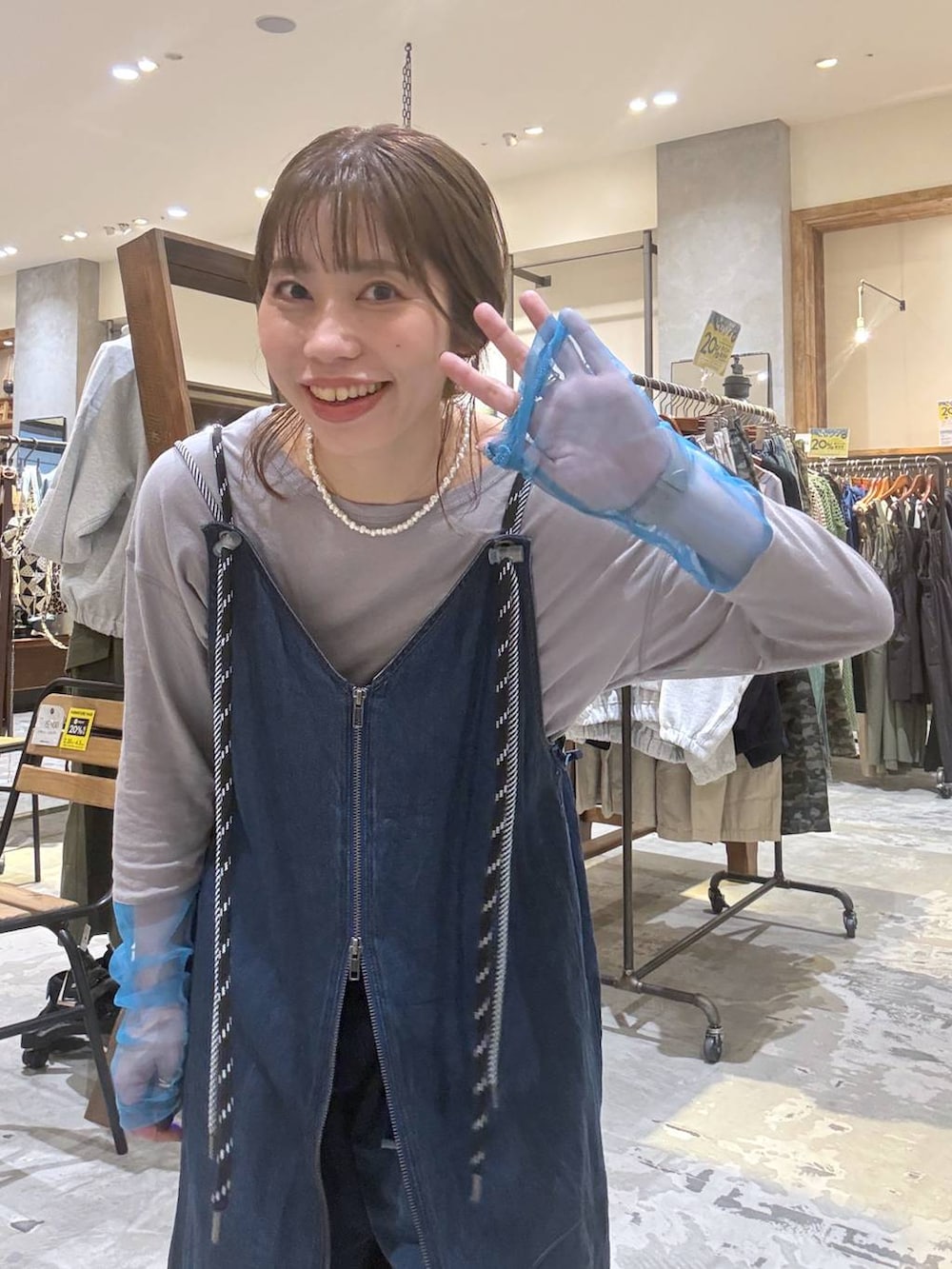 グレー系のTシャツ/カットソーを着用したレディースの春コーディネートの8枚目の写真