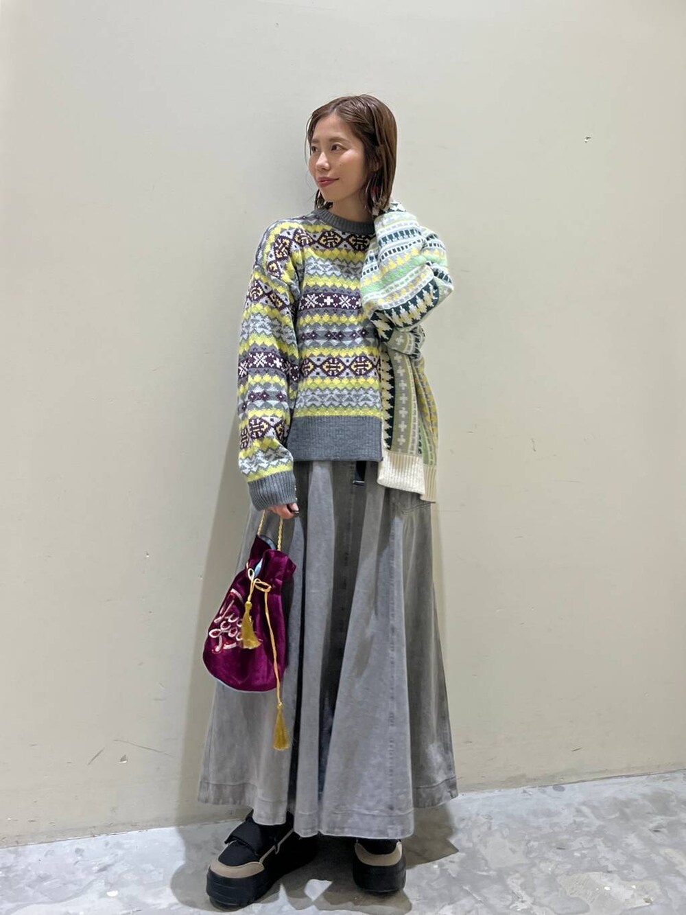 グレー系のスカート、その他のショルダーバッグ、ブラック系のスニーカーを着用したレディースの冬コーディネートの8枚目の写真