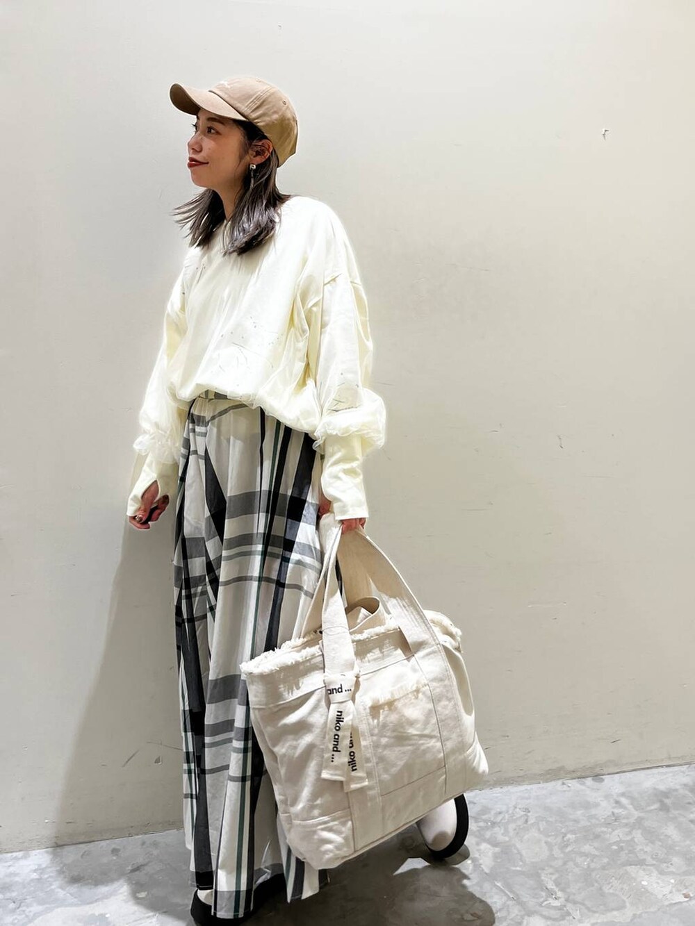 ホワイト系のスウェット、ベージュ系のショルダーバッグ、ベージュ系のその他シューズを着用したレディースの春コーディネートの8枚目の写真