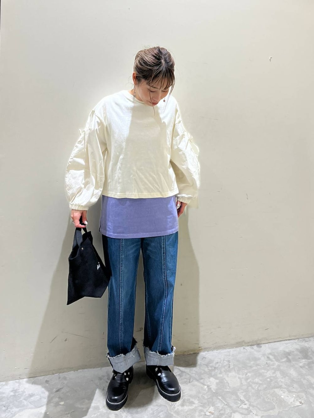 パープル系のTシャツ/カットソー、ホワイト系のTシャツ/カットソー、ブラック系のトートバッグを着用したレディースの冬コーディネートの6枚目の写真