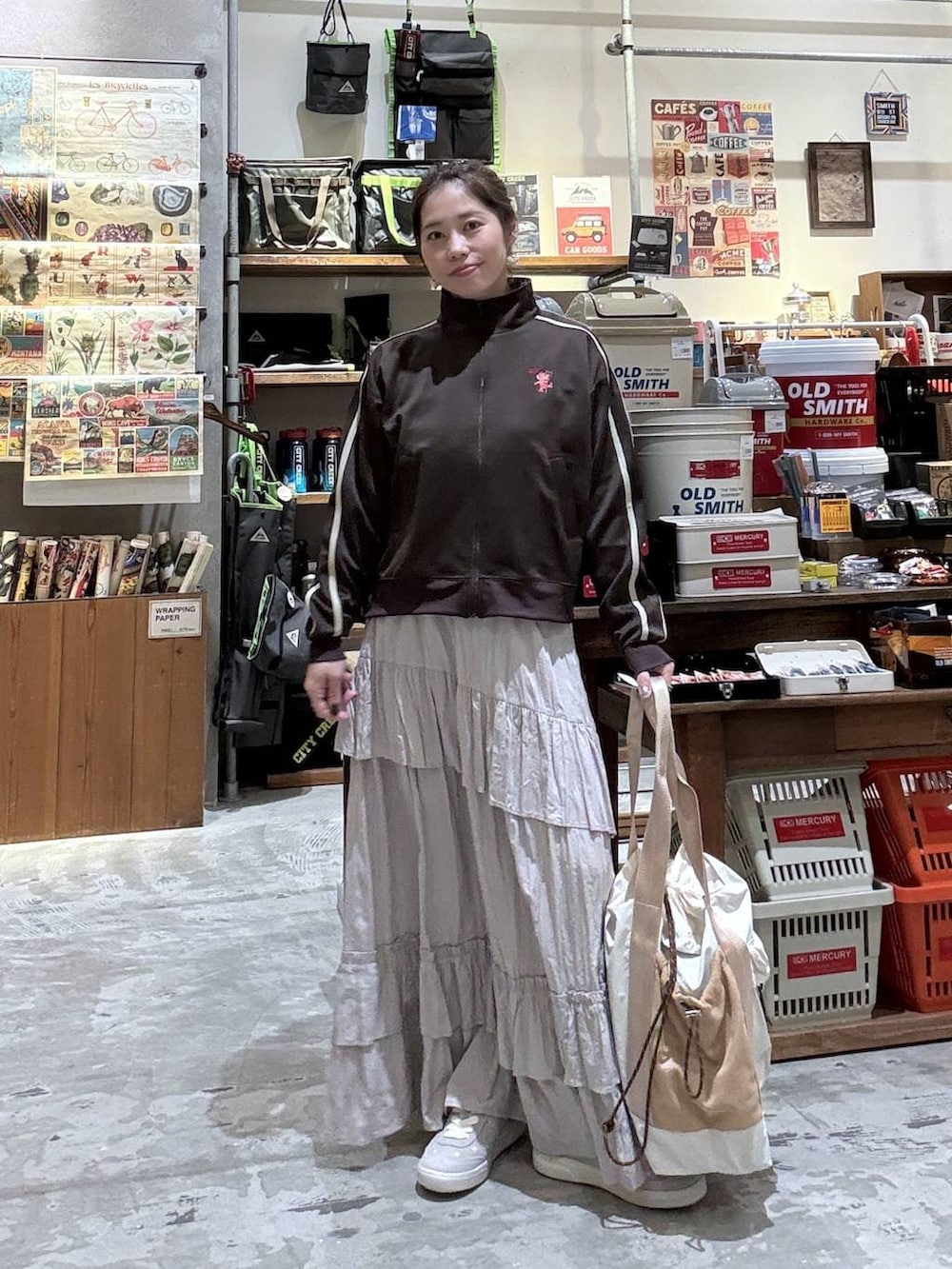 ブラウン系のジャージ、ベージュ系のトートバッグ、グレー系のスニーカーを着用したレディースの春コーディネートの3枚目の写真